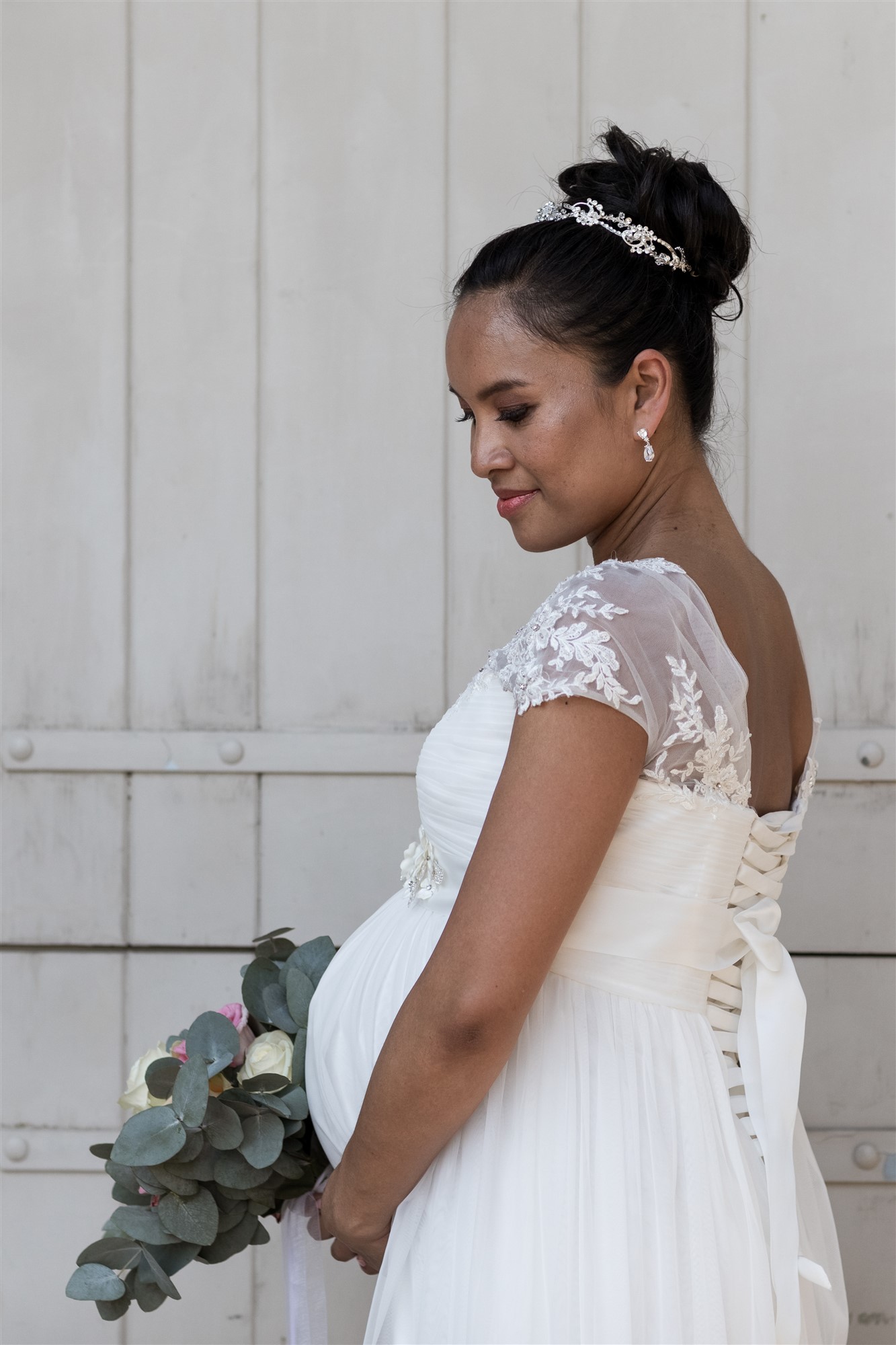 Die hübsche Braut und ihr Babybauch beim romantischen Fotoshooting in den Merian Gärten