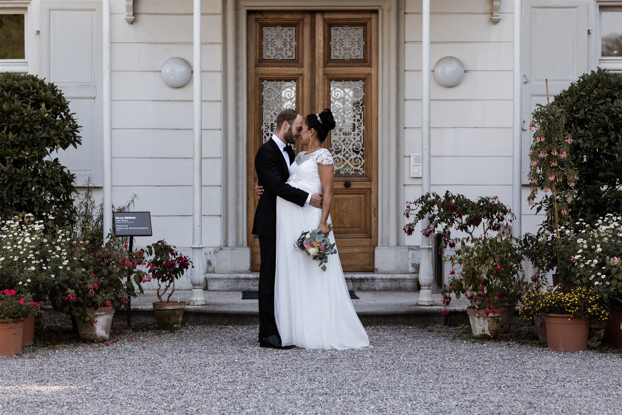 Brautpaarfotoshooting vor der Villa Merian in den Merian Gärten