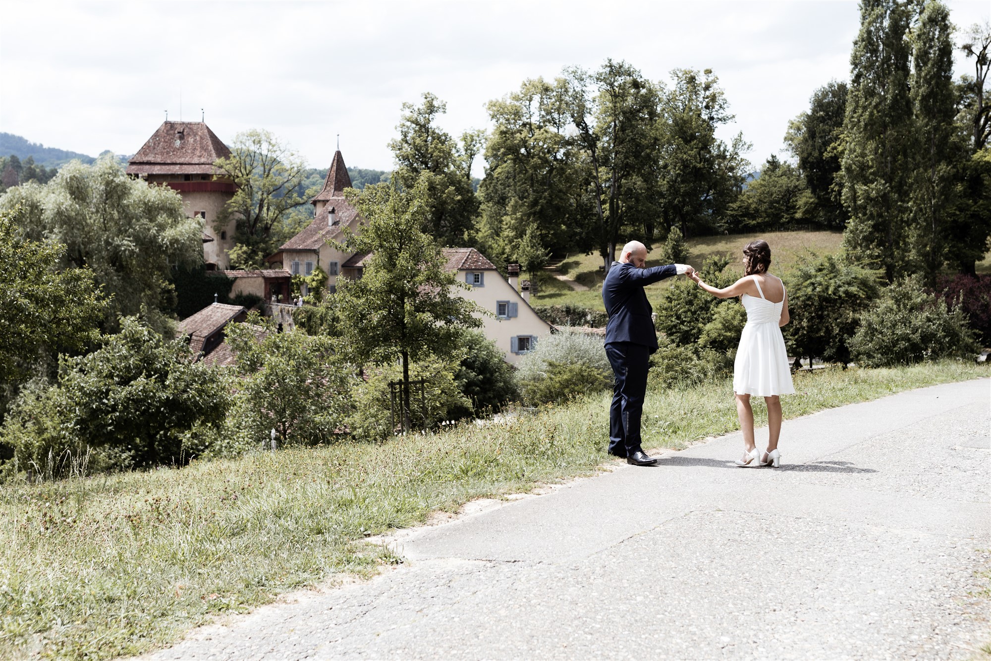 Hochzeit Schloss Wildenstein - Das Brautpaar spaziert
