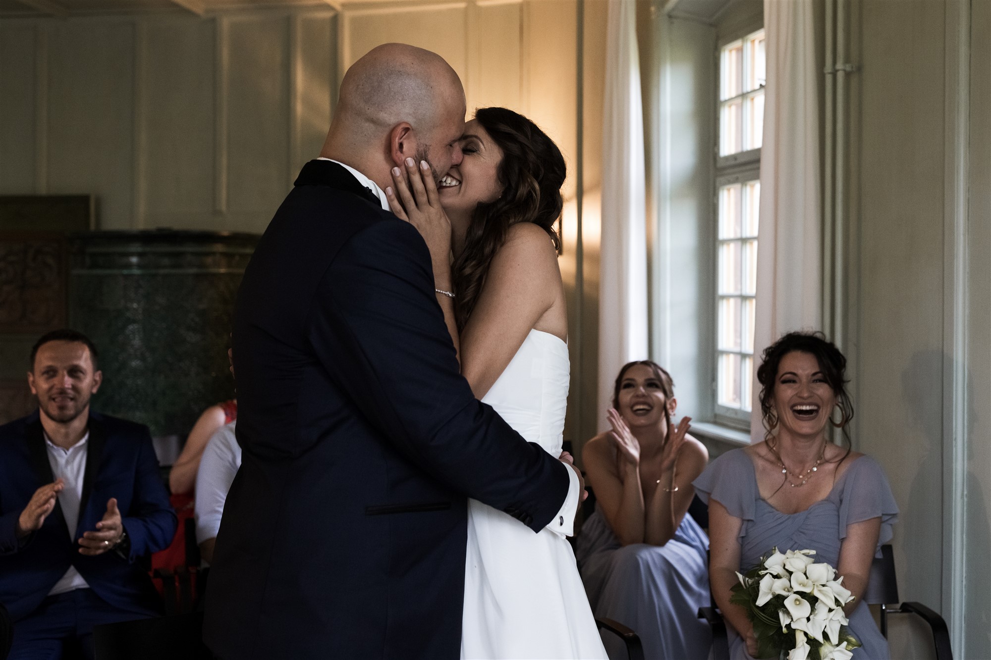 Hochzeit Schloss Wildenstein - Das Brautpaar küsst sich