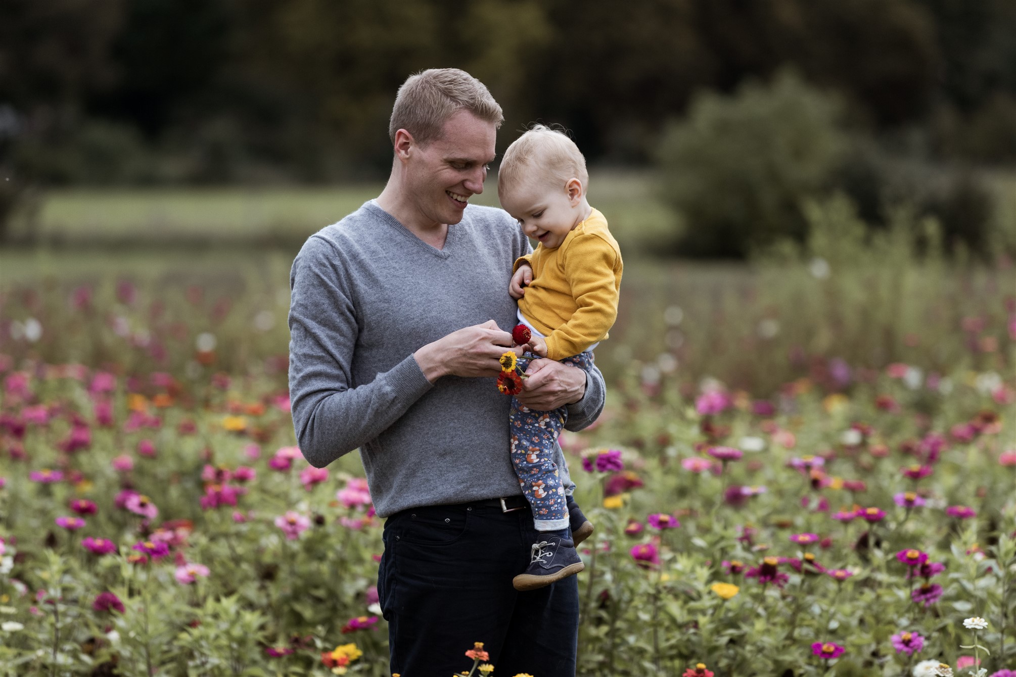 Familien Fotoshooting in Basel - Familienfotoshooting inmitten von Blumen - Der Papa mit seiner Tochter