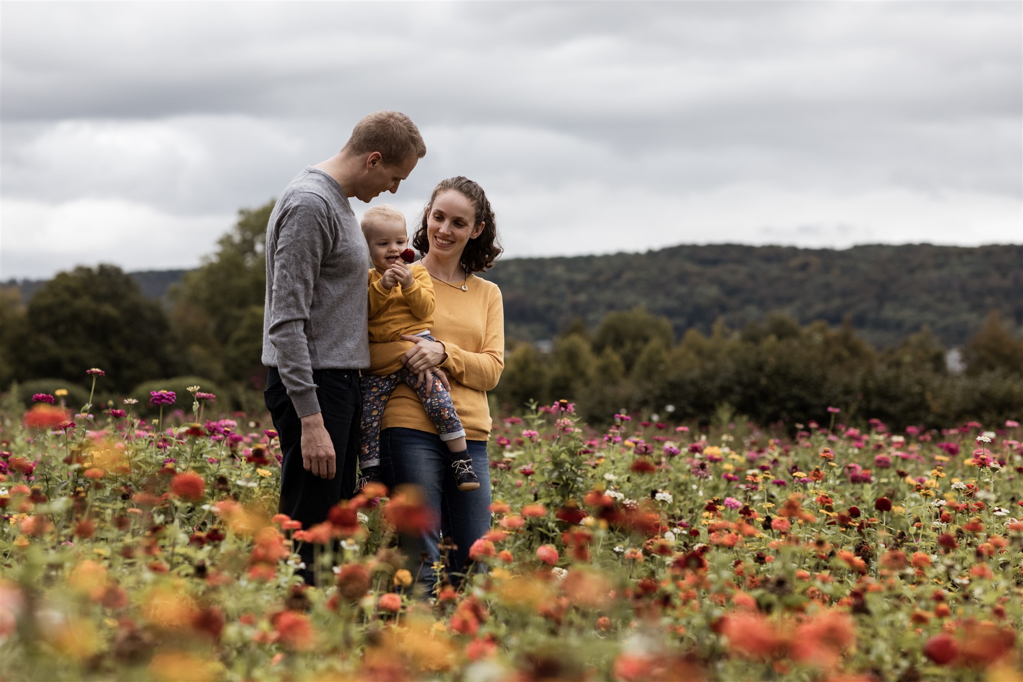 Familien Fotoshooting in Basel - Familienfotoshooting inmitten von einem Blumenfeld