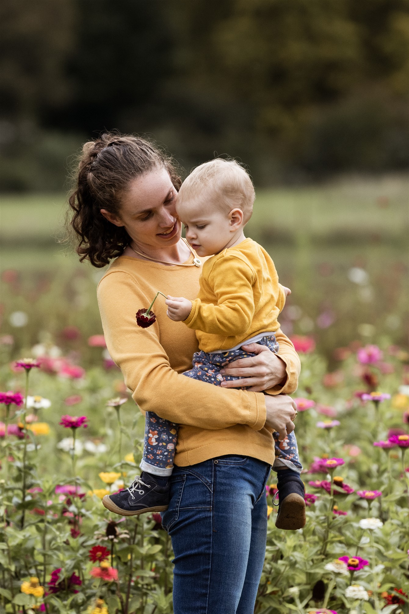 Familien Fotoshooting in Basel - Familienfotoshooting inmitten von einem Blumenfeld - Die Mama mit ihrer Tochter
