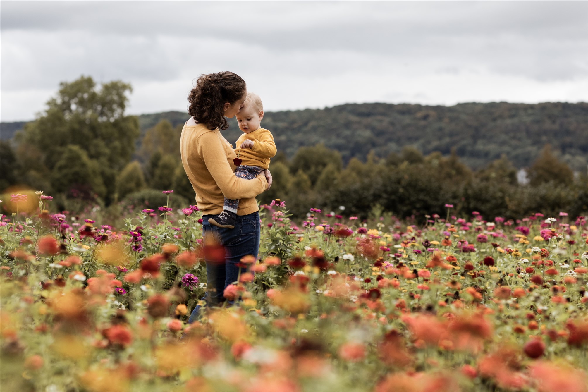 Familien Fotoshooting in Basel - Familienfotoshooting inmitten von einem Blumenfeld - Die Mama mit ihrer Tochter