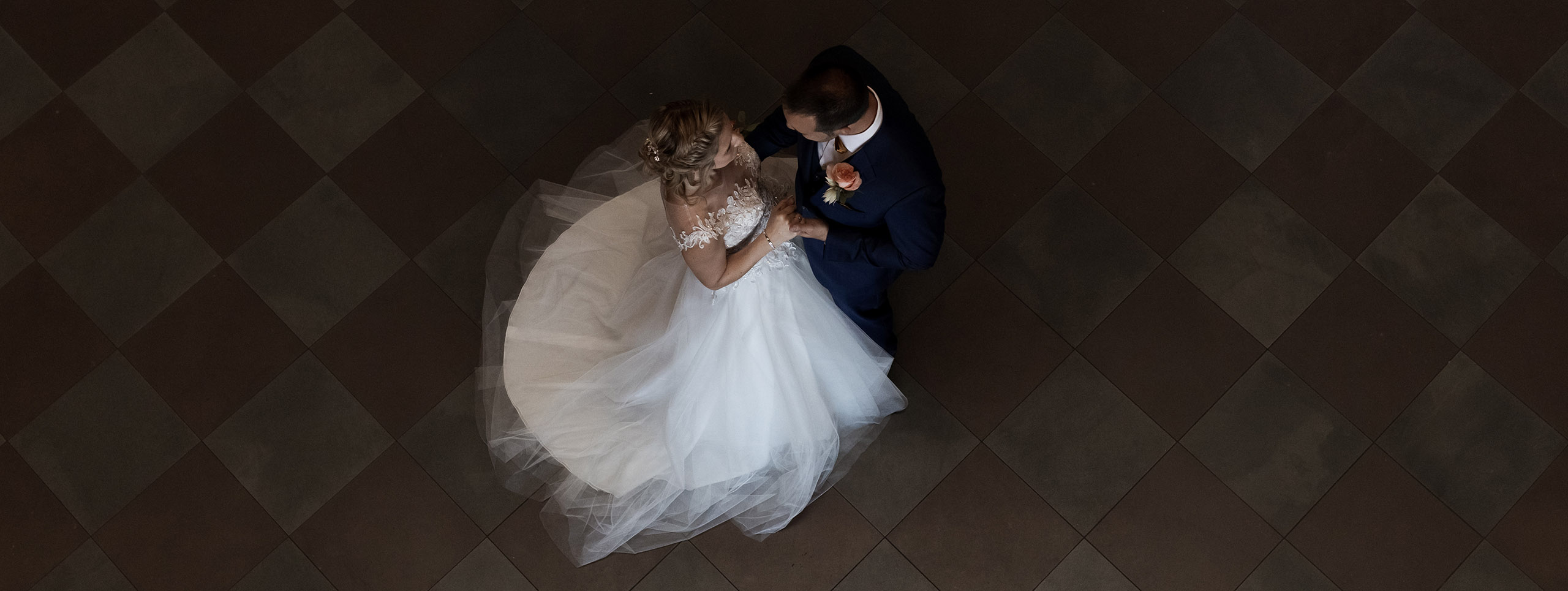 Hochzeit Grand Hotel Les Trois Rois - Brautpaar Bild von Oben fotografiert - Hochzeitsfotografin Nicole.Gallery aus Basel