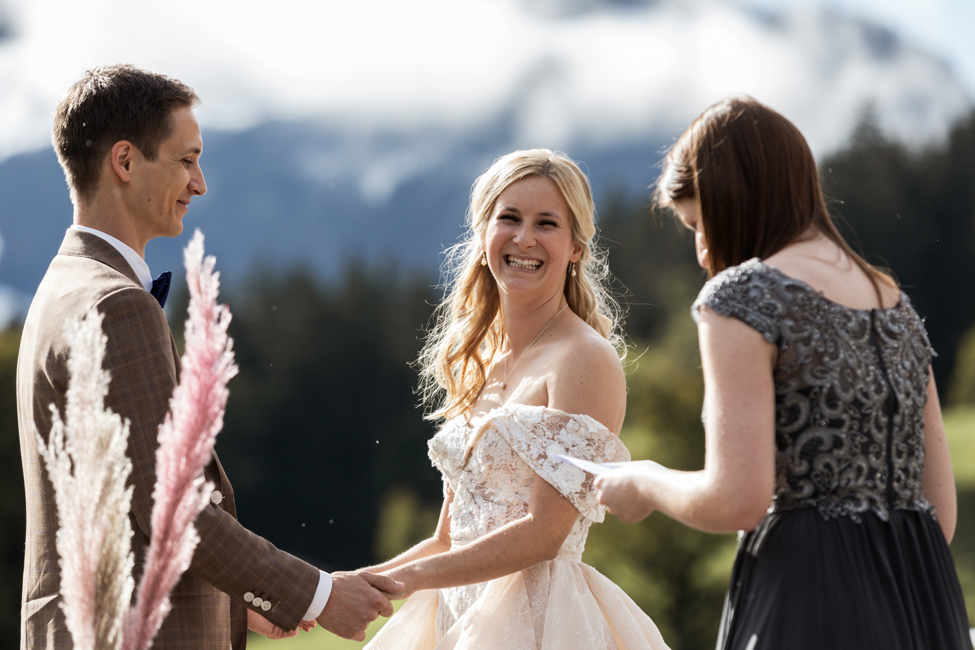 Zeremonie im Freien - Traumhafte Location in Grindelwald - Hochzeit in den Bergen mit Freunden - Hochzeitsfotograf