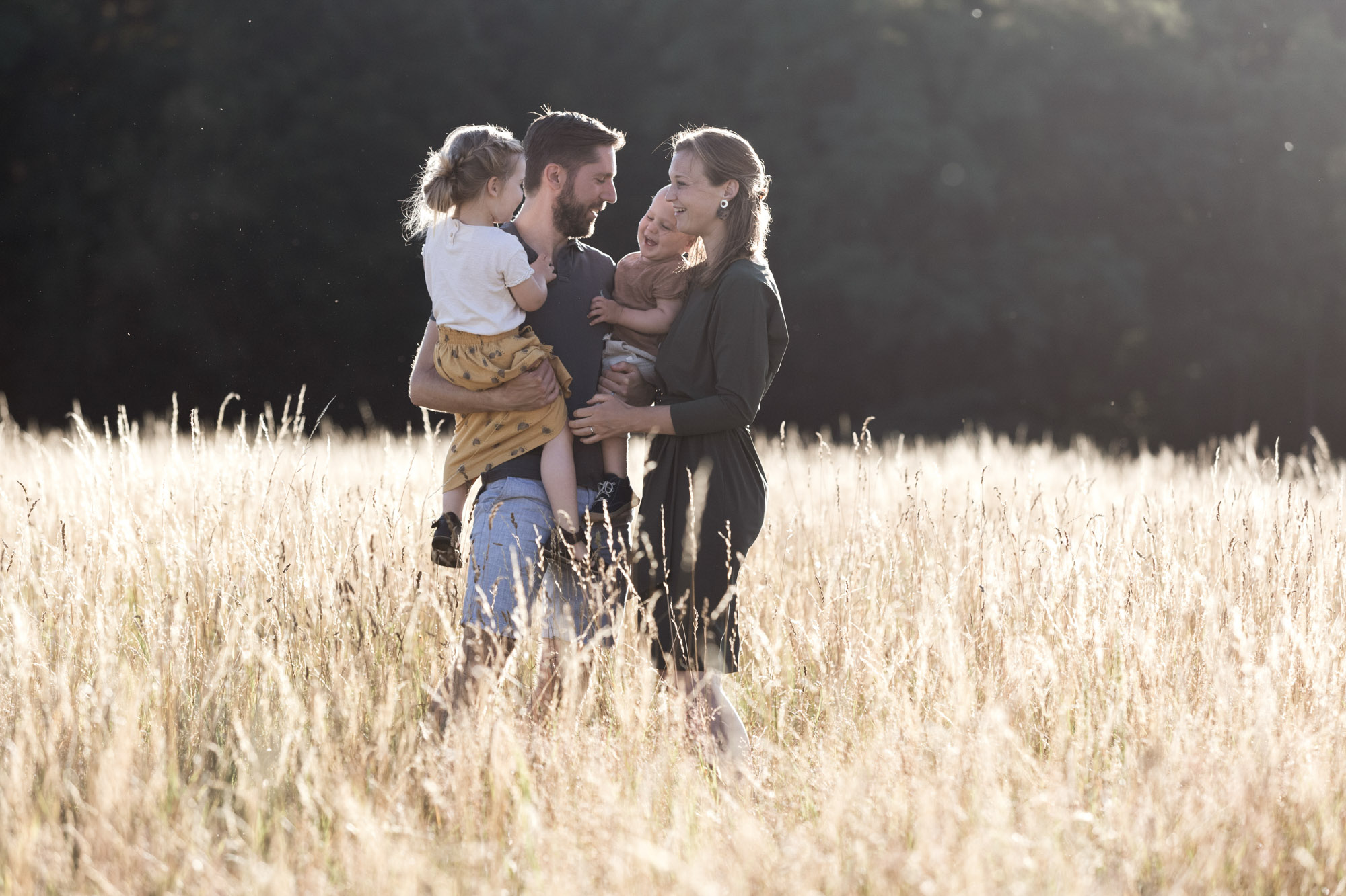 Familienbilder in der Natur - Die Familie beim Familienfotoshooting - Fotograf Basel