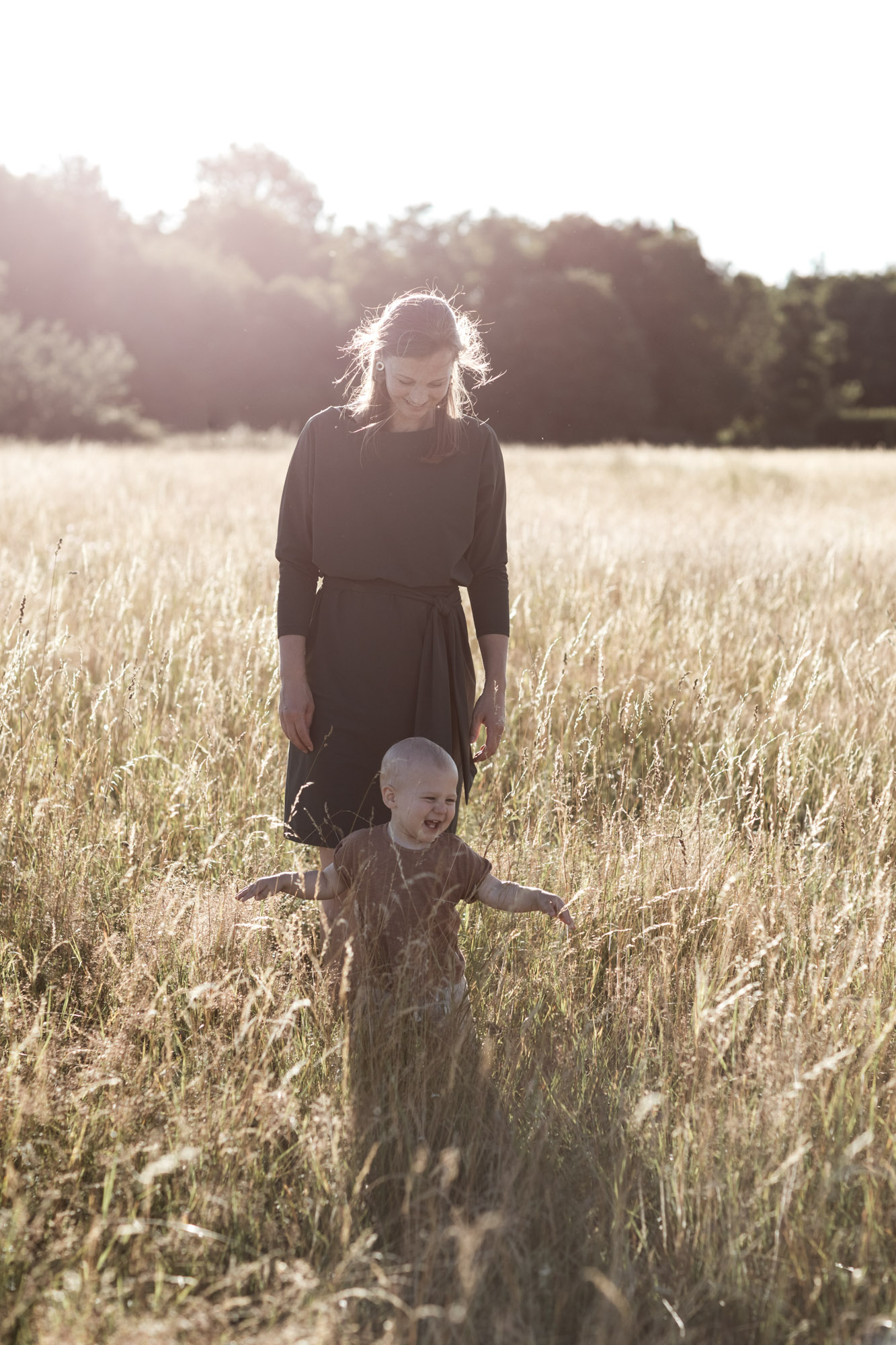 Die Mama mit ihrem Sohn beim Familienfotoshooting in der Natur - Fotograf Basel