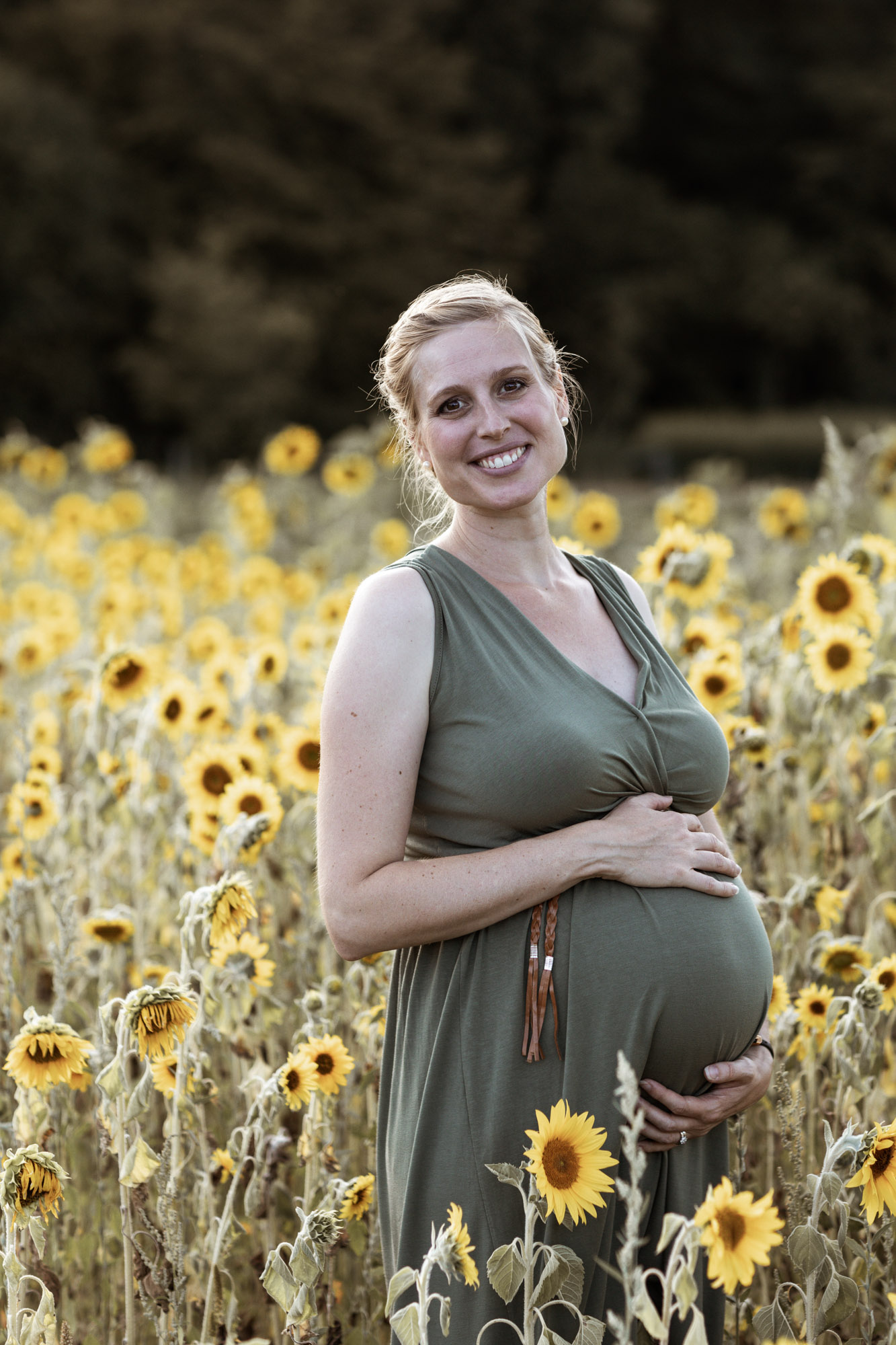Babybauch und Familienfotoshooting in den Merian Gärten - Die werdende Mama im Sonnenblumenfeld