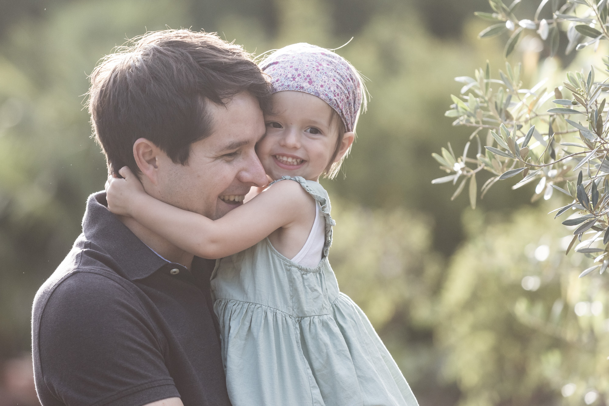 Babybauch und Familienfotoshooting in den Merian Gärten - Der Papa mit seiner kleinen Tochter
