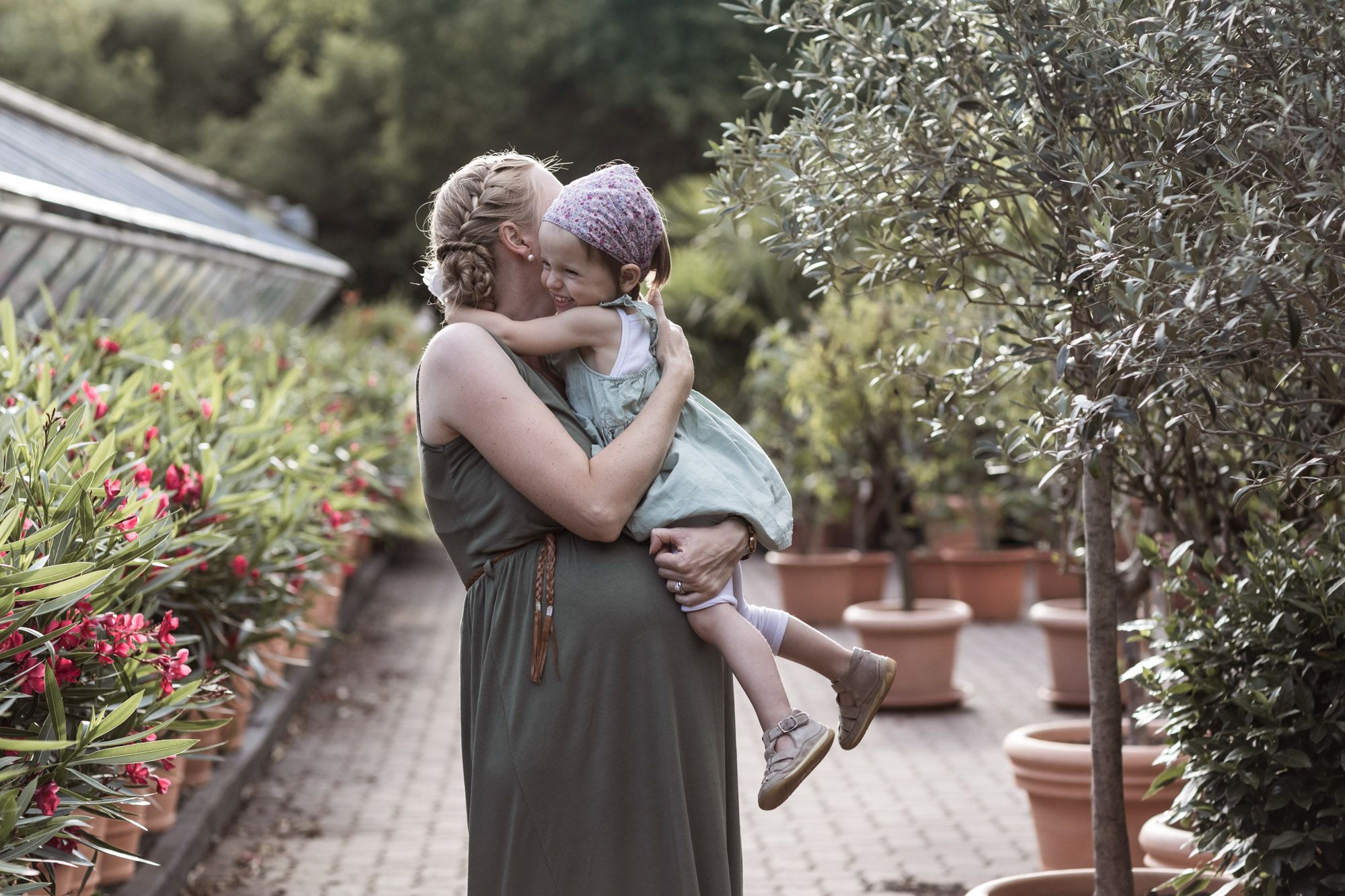 Babybauch und Familienfotoshooting in den Merian Gärten - Die Mama mit ihrer süssen Tochter