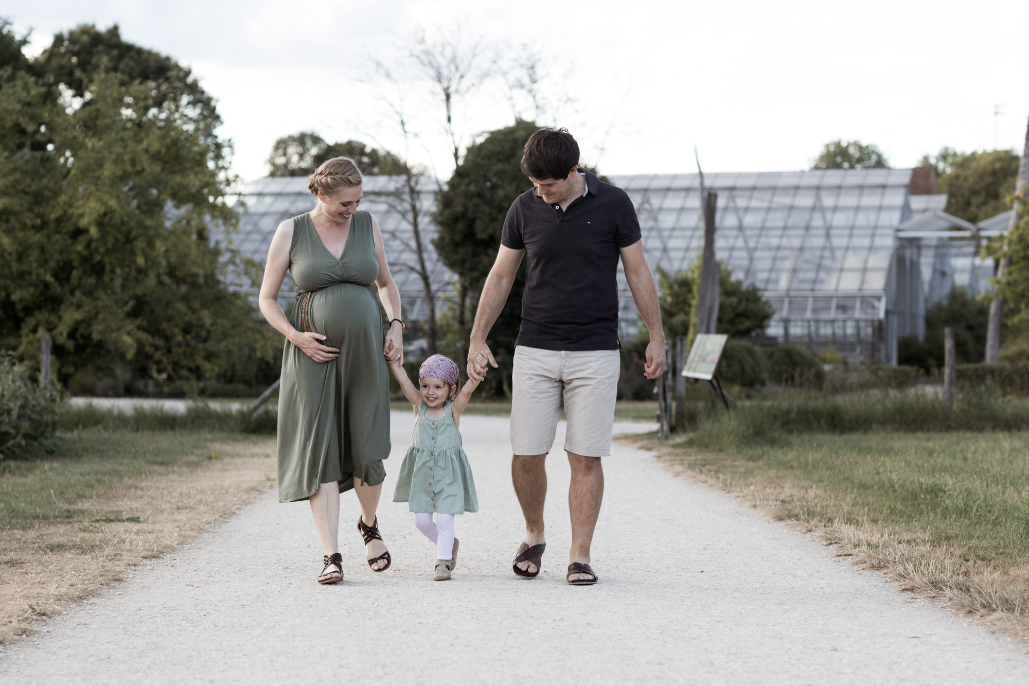 Babybauch und Familienfotoshooting in den Merian Gärten - Die Familie spaziert in den Merian Gärten