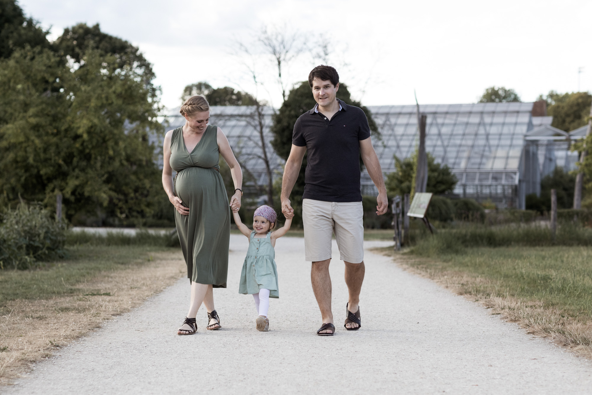Babybauch und Familienfotoshooting in den Merian Gärten - Die Familie spaziert in den Merian Gärten