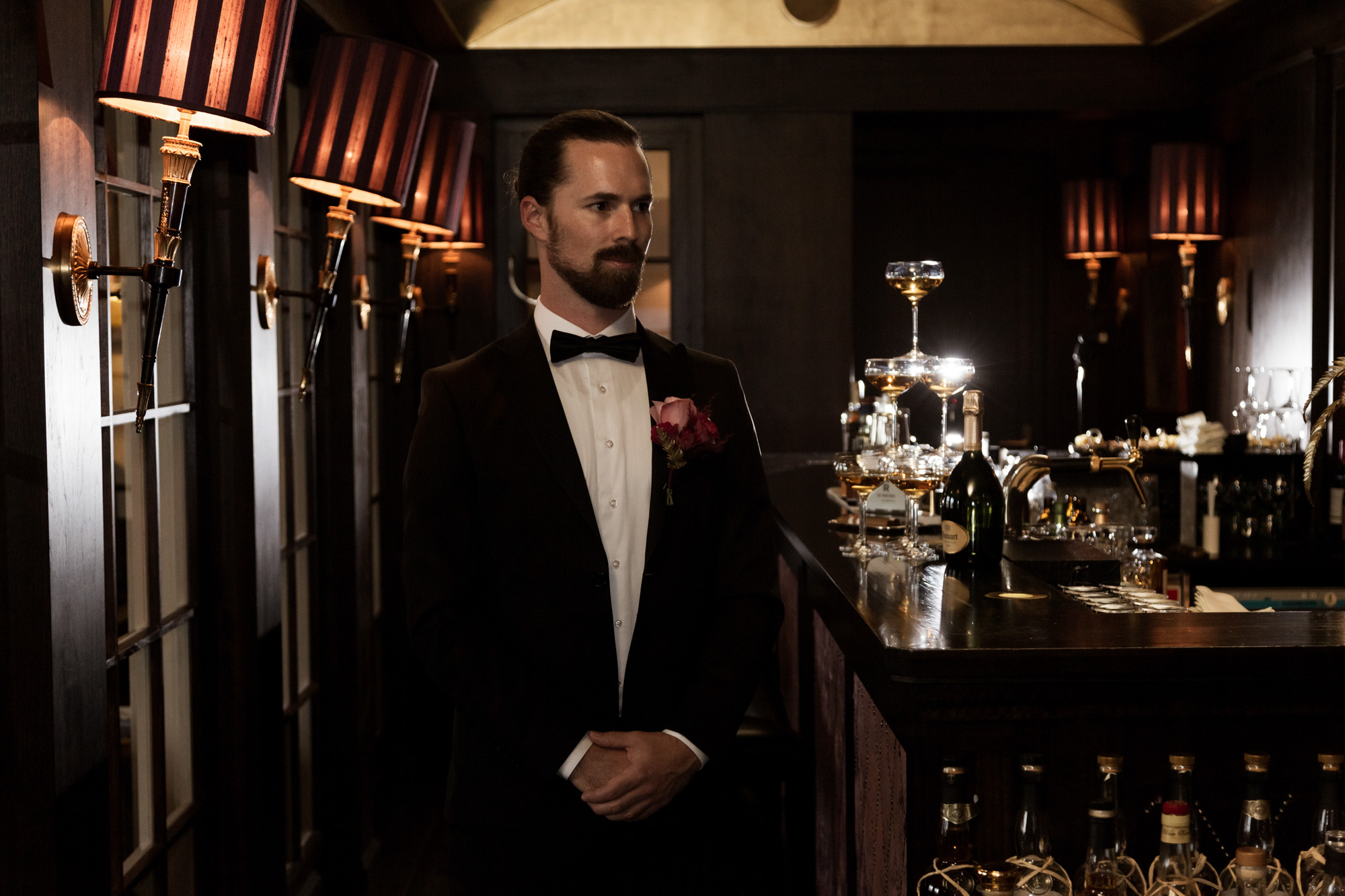 Hochzeit im Grand Hotel Les Trois Rois Basel - Die Braut trifft den Bräutigam in der Zigarren Lounge