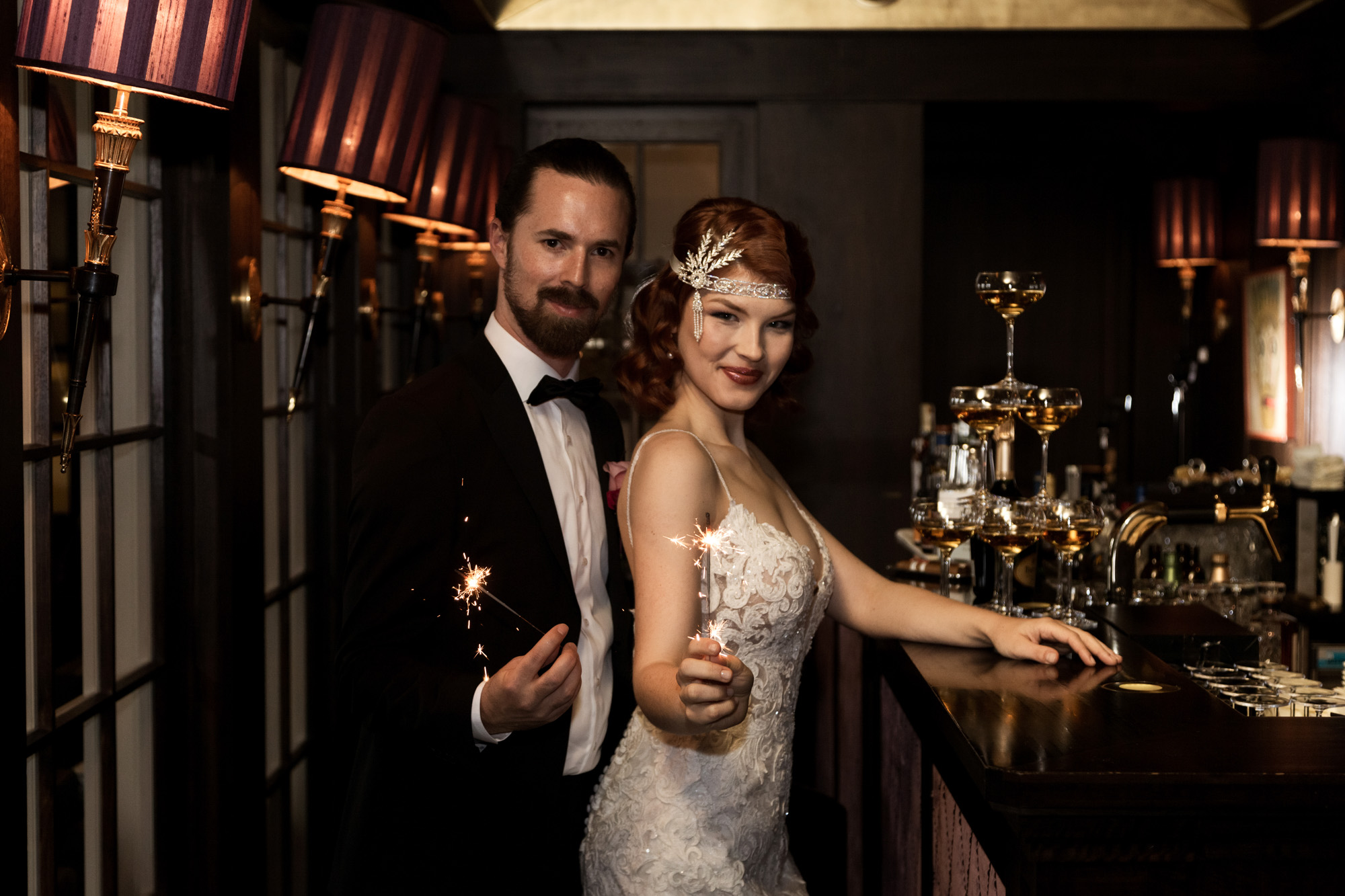 Hochzeit im Grand Hotel Les Trois Rois Basel - Die Braut und der Bräutigam mit Wunderkerzen