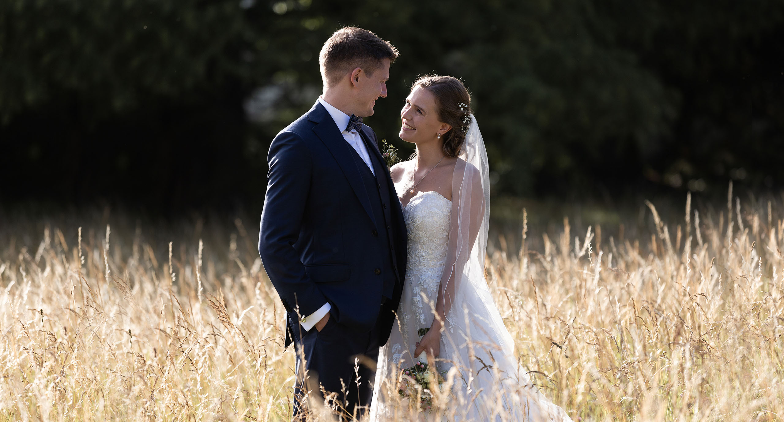 Hochzeitsfotografen Basel Schweiz - Brautpaar Fotoshooting in einem Kornfeld - Wenkenpark in Riehen