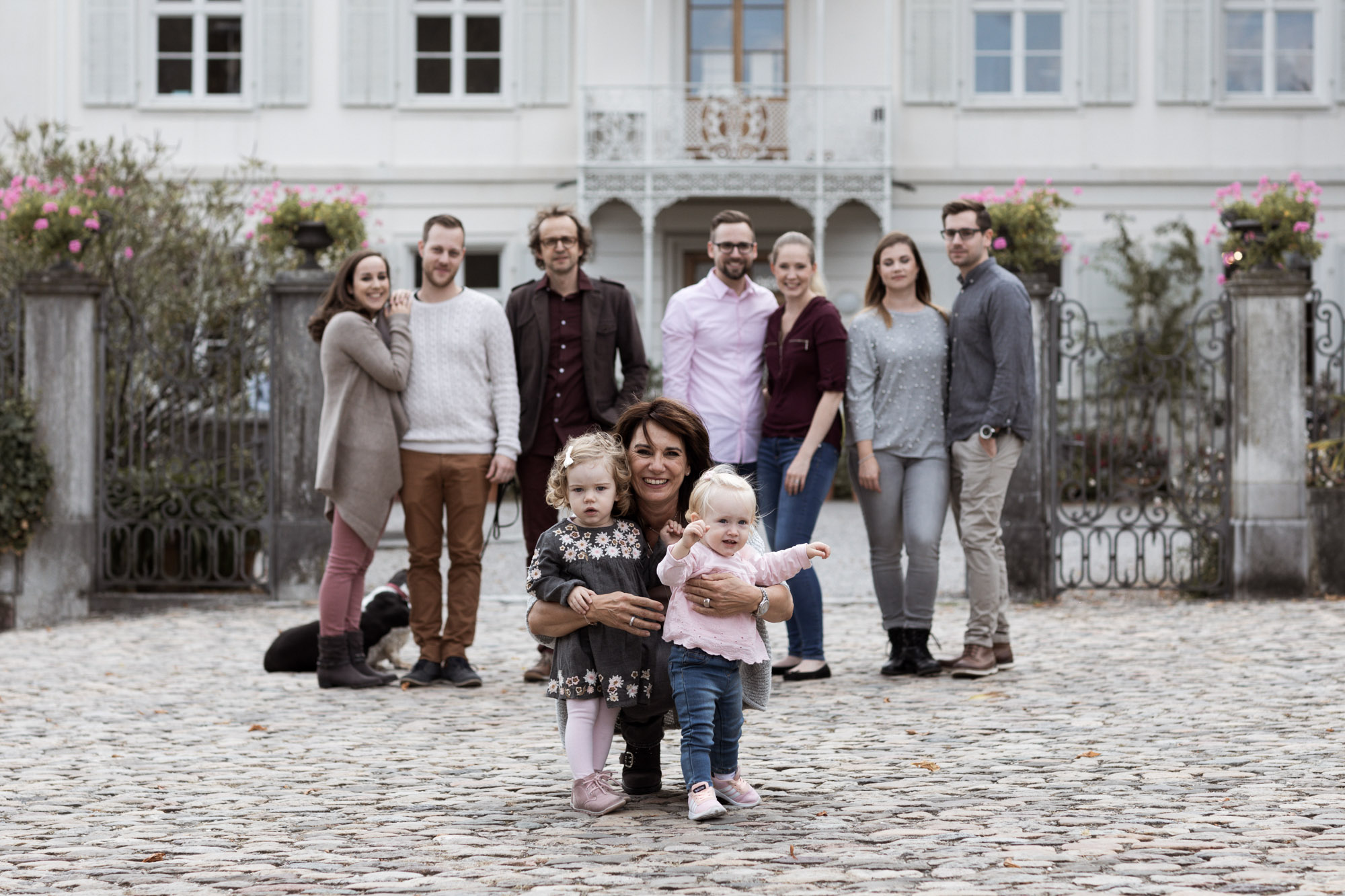 Grossfamilien Fotoshooting in Basel - Generationen Fotoshooting - Oma mit ihren Enkelkinder
