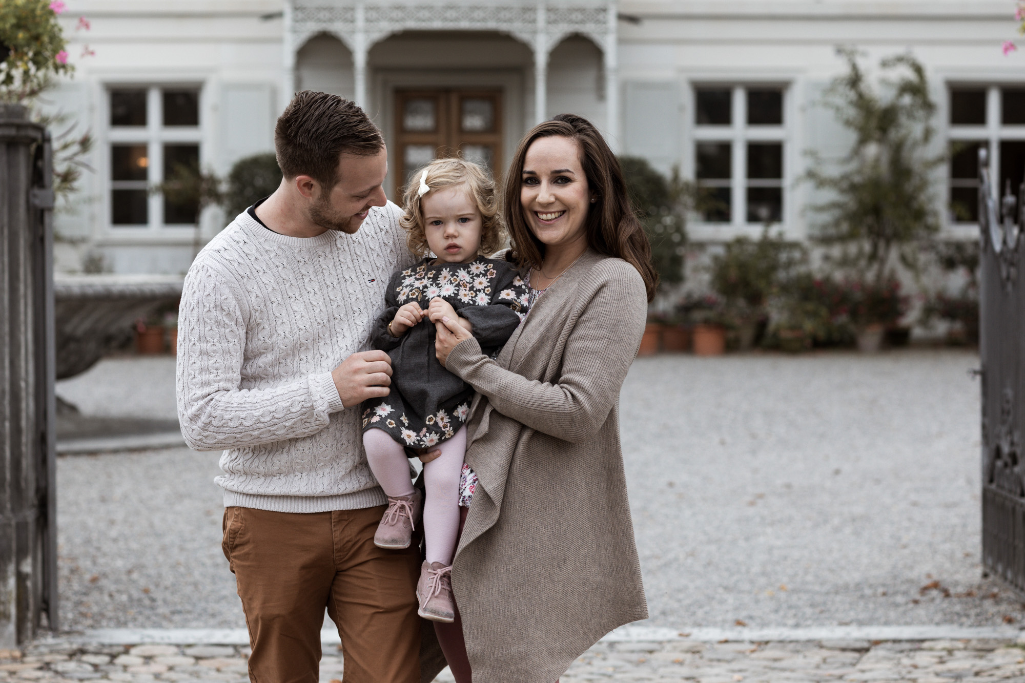 Grossfamilien Fotoshooting in Basel - Familie mit Kind beim Fotoshooting