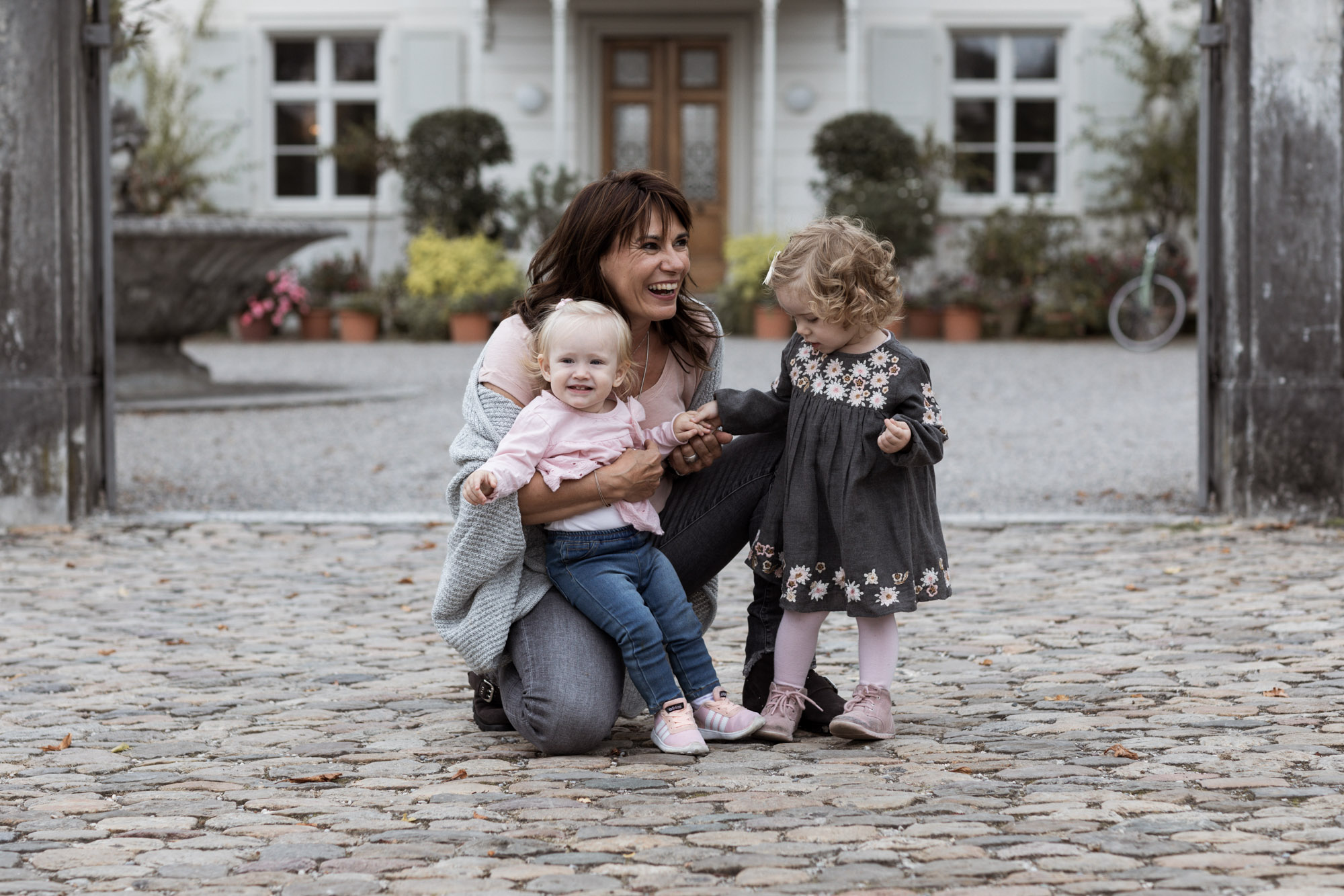 Die Oma mit den Enkelkinder beim Fotoshooting - Gross Familien Fotoshooting in Basel