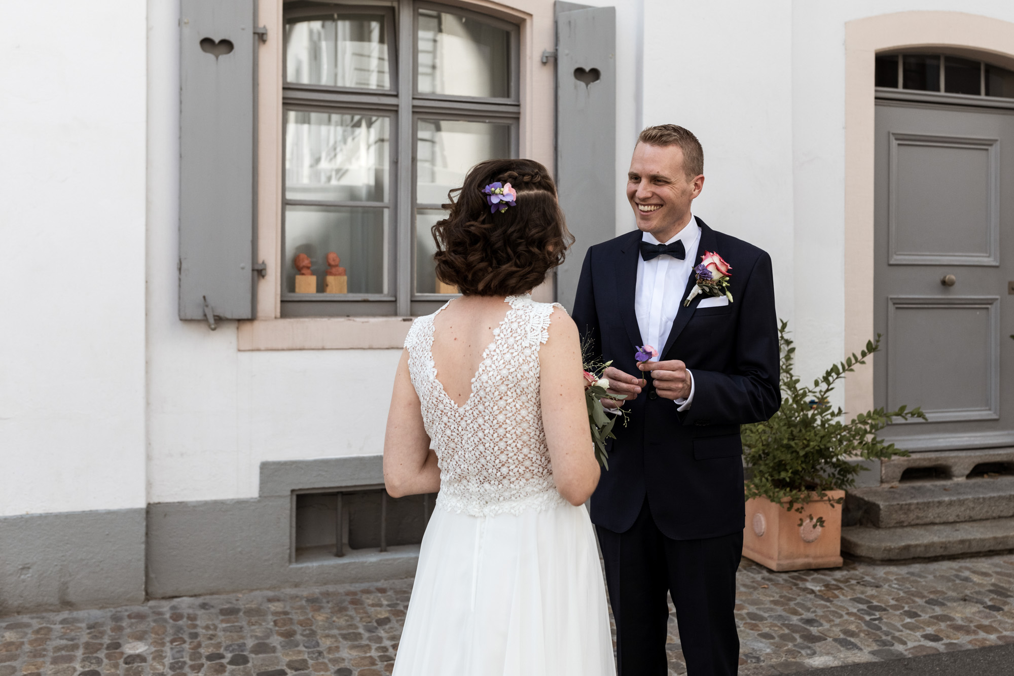 First Look des Brautpaares in Basel - Hochzeit - Hochzeitsfotografen Basel