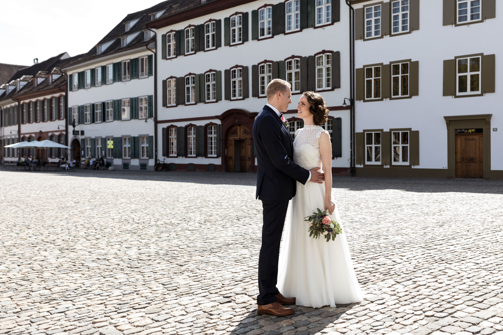 Das Brautpaar auf dem Münsterplatz - Hochzeitsfotografen Basel