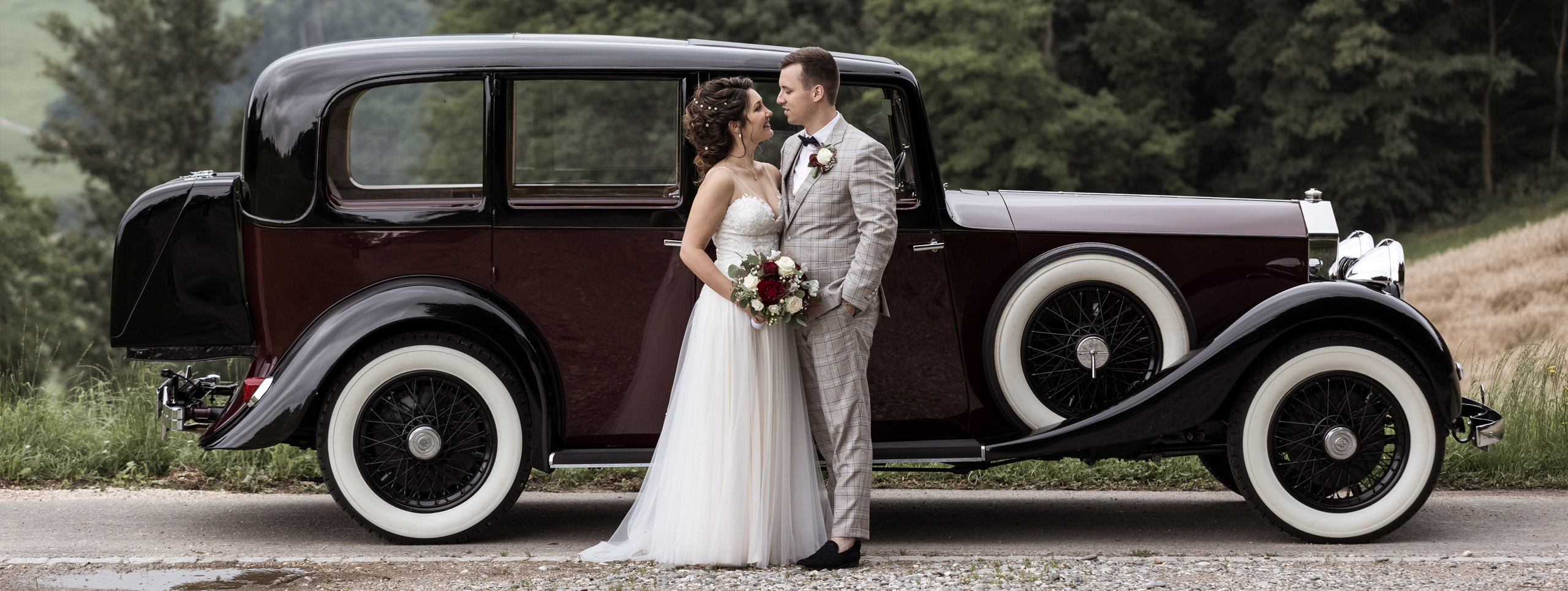 Hochzeit in Basel Baselland Brautpaar mit Auto - Hochzeitsfotografen Basel