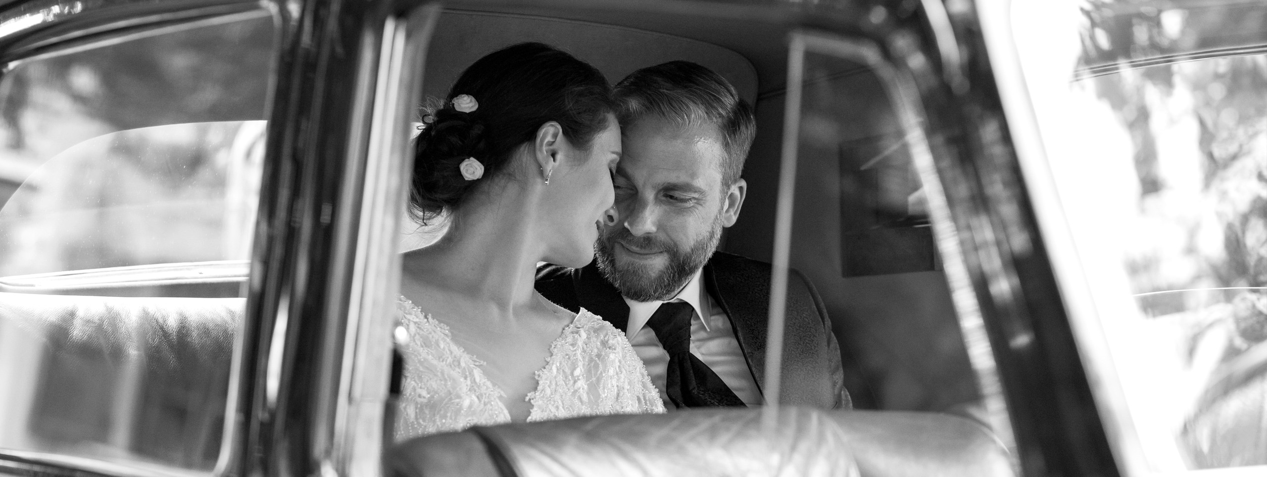 Hochzeit in Basel - Brautpaar im Oldtimer - Hochzeitsfotografen Basel
