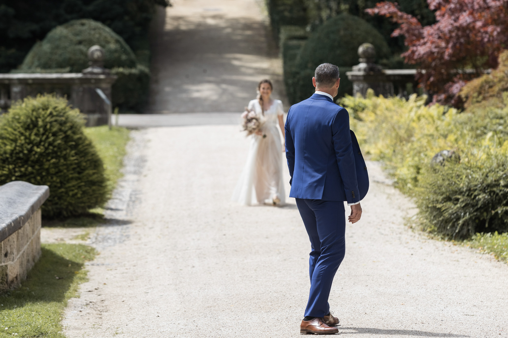 Der Bräutigam sieht seine Braut - Hochzeit in der Villa Wenkenhof in Riehen - Hochzeitsfotografen Basel
