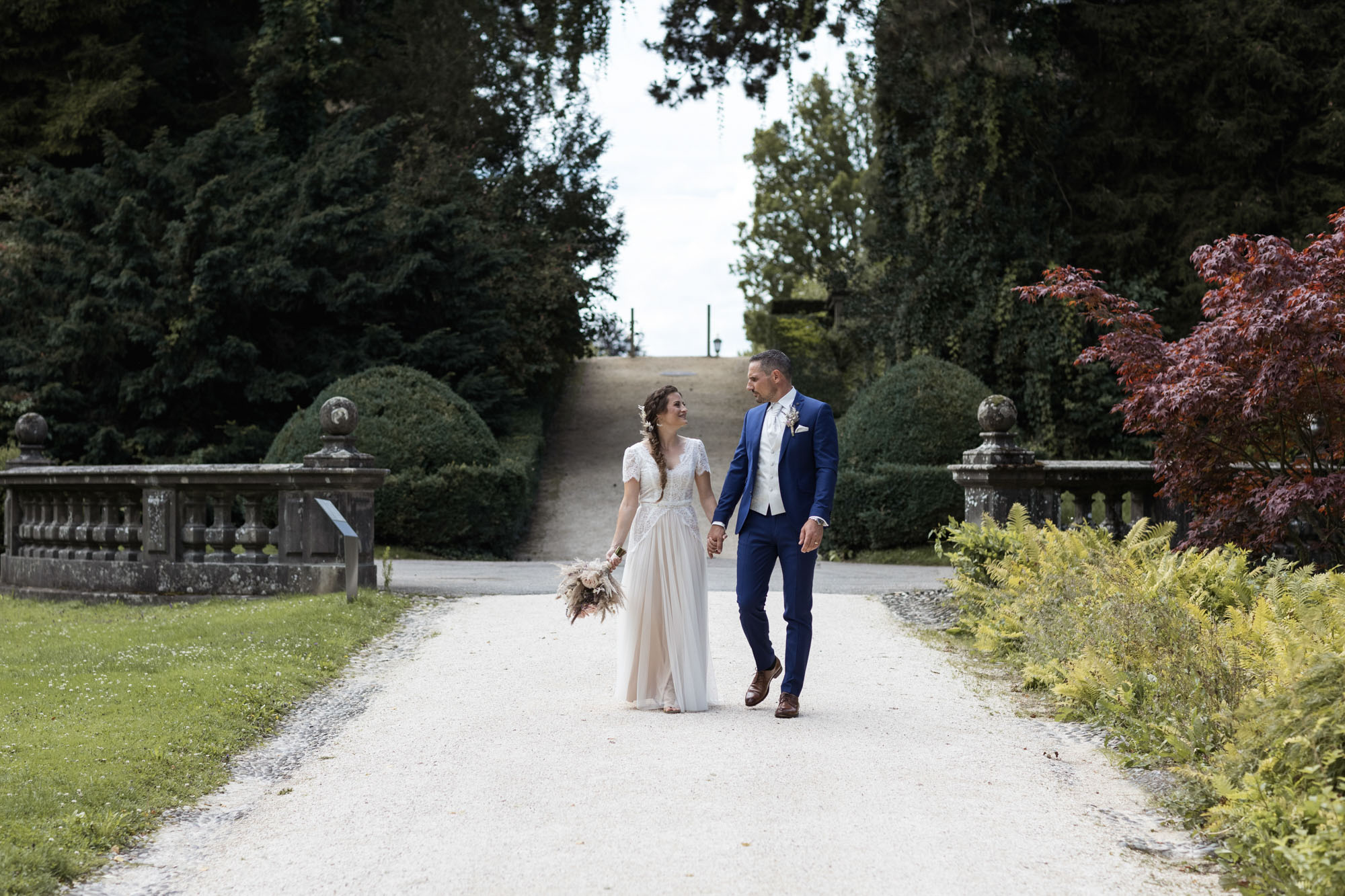 Brautpaar Fotoshooting im Wenkenpark - Hochzeit Villa Wenkenhof - Hochzeitsfotografen Basel