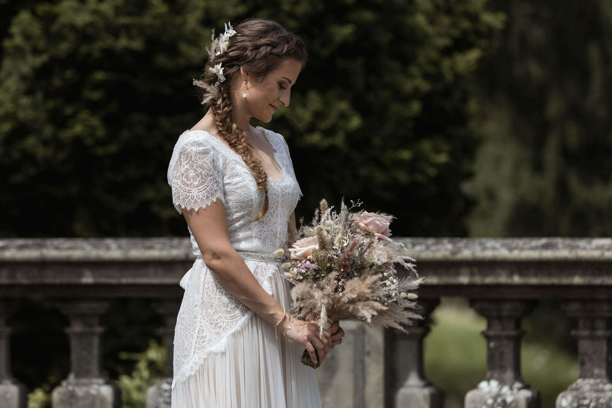 Die wunderschöne Braut beim Fotoshooting im Wenkenpark - Hochzeit Villa Wenkenhof - Hochzeitsfotograf Basel