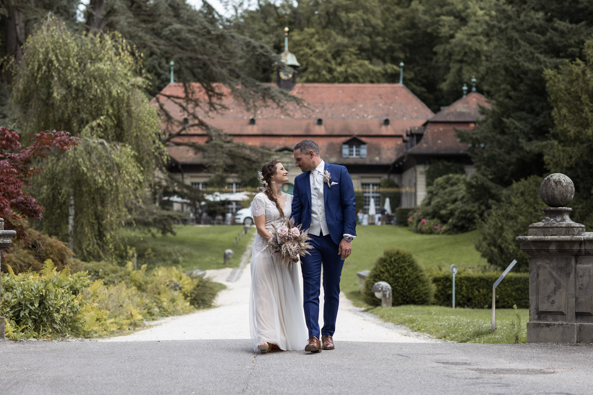 Hochzeitspaar Fotoshooting im Wenkenpark - Hochzeit in der Villa Wenkenhof in Riehen - Hochzeitsfotografen Basel