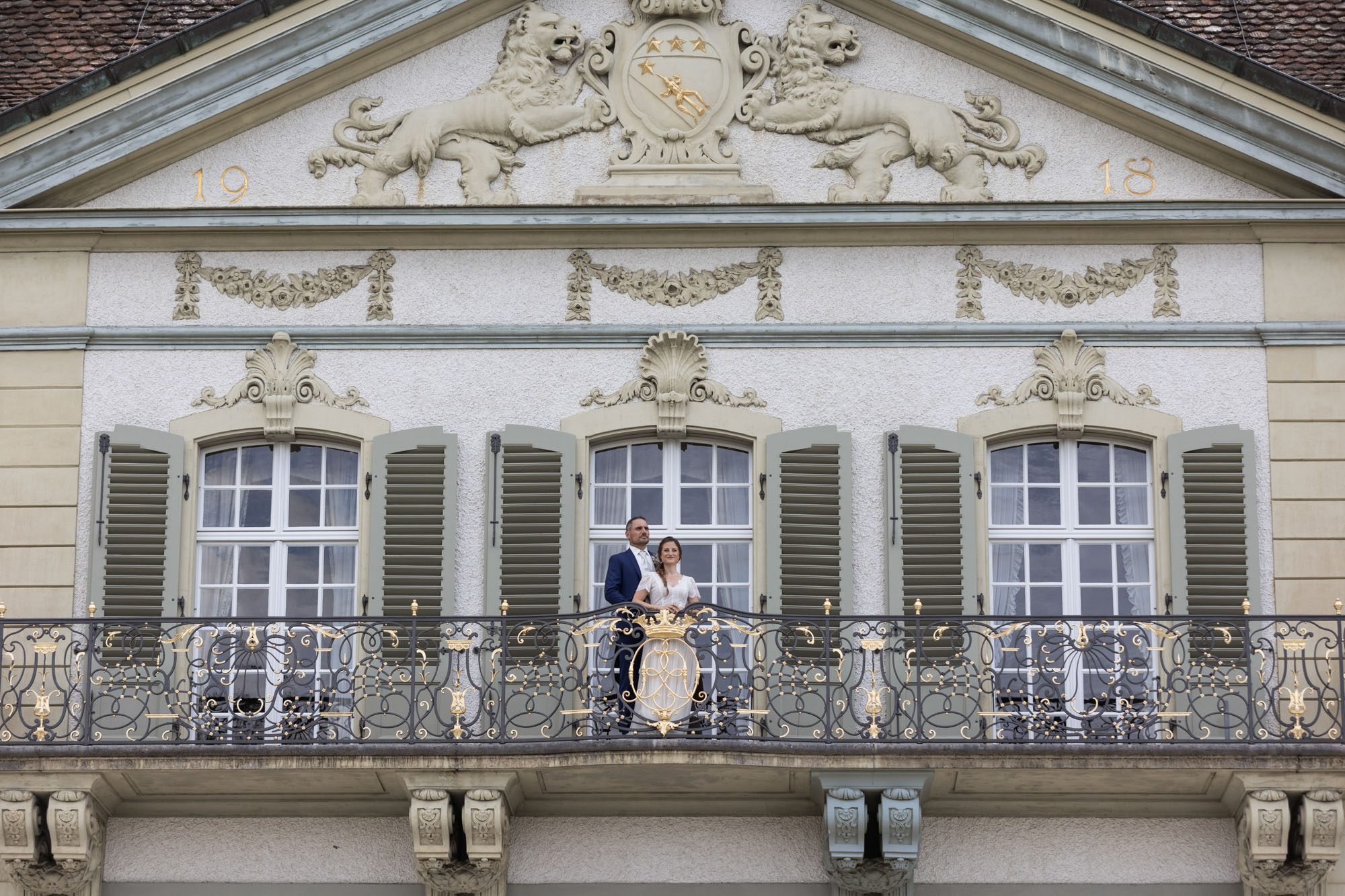 Hochzeitslocation Villa Wenkenhof - Das Paar auf dem Balkon der Villa - Hochzeitsfotograf Basel