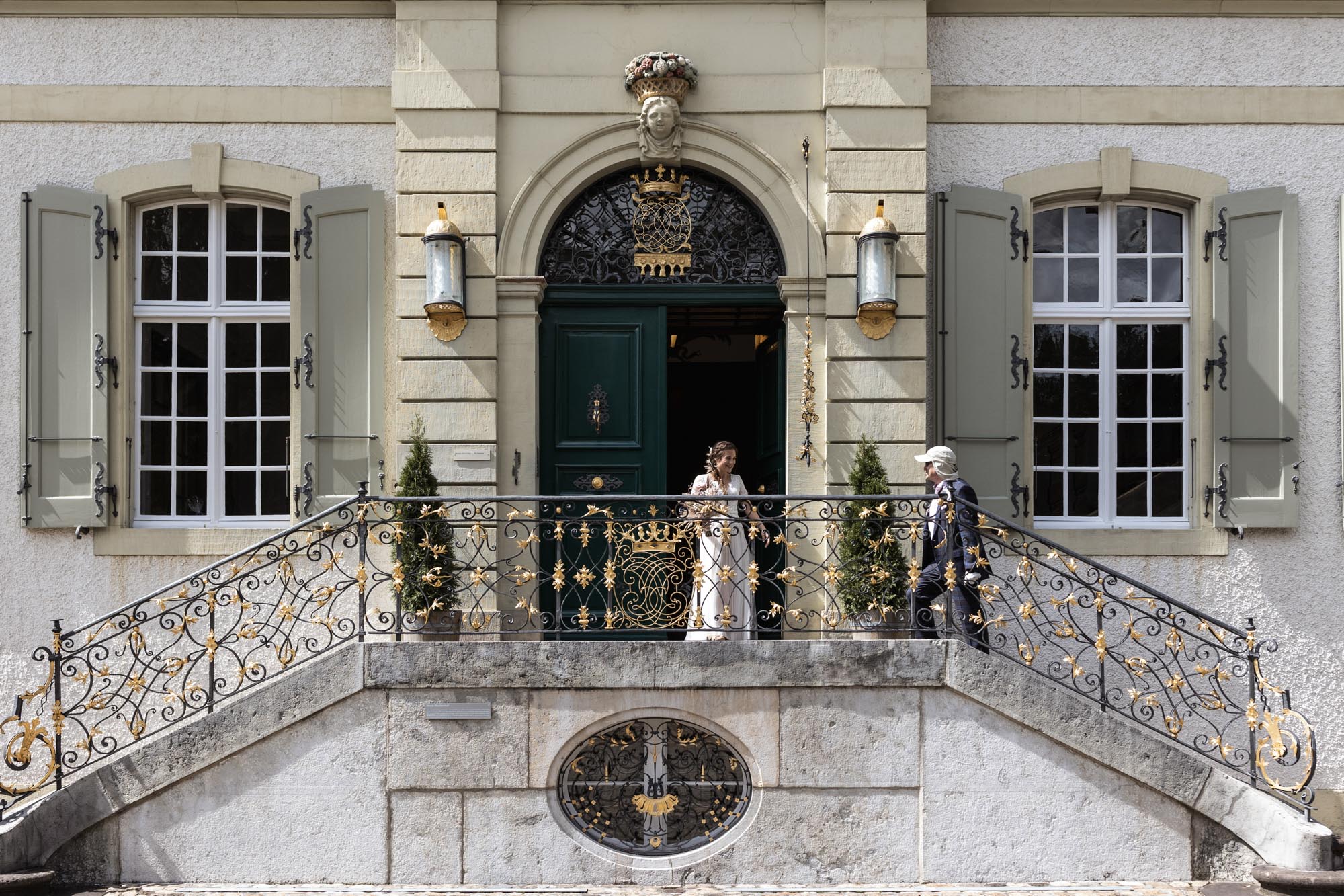 Freie Trauung Villa Wenkenhof - Der Papa sieht seine Tochter zum ersten Mal im Brautkleid - Hochzeitsfotograf Basel