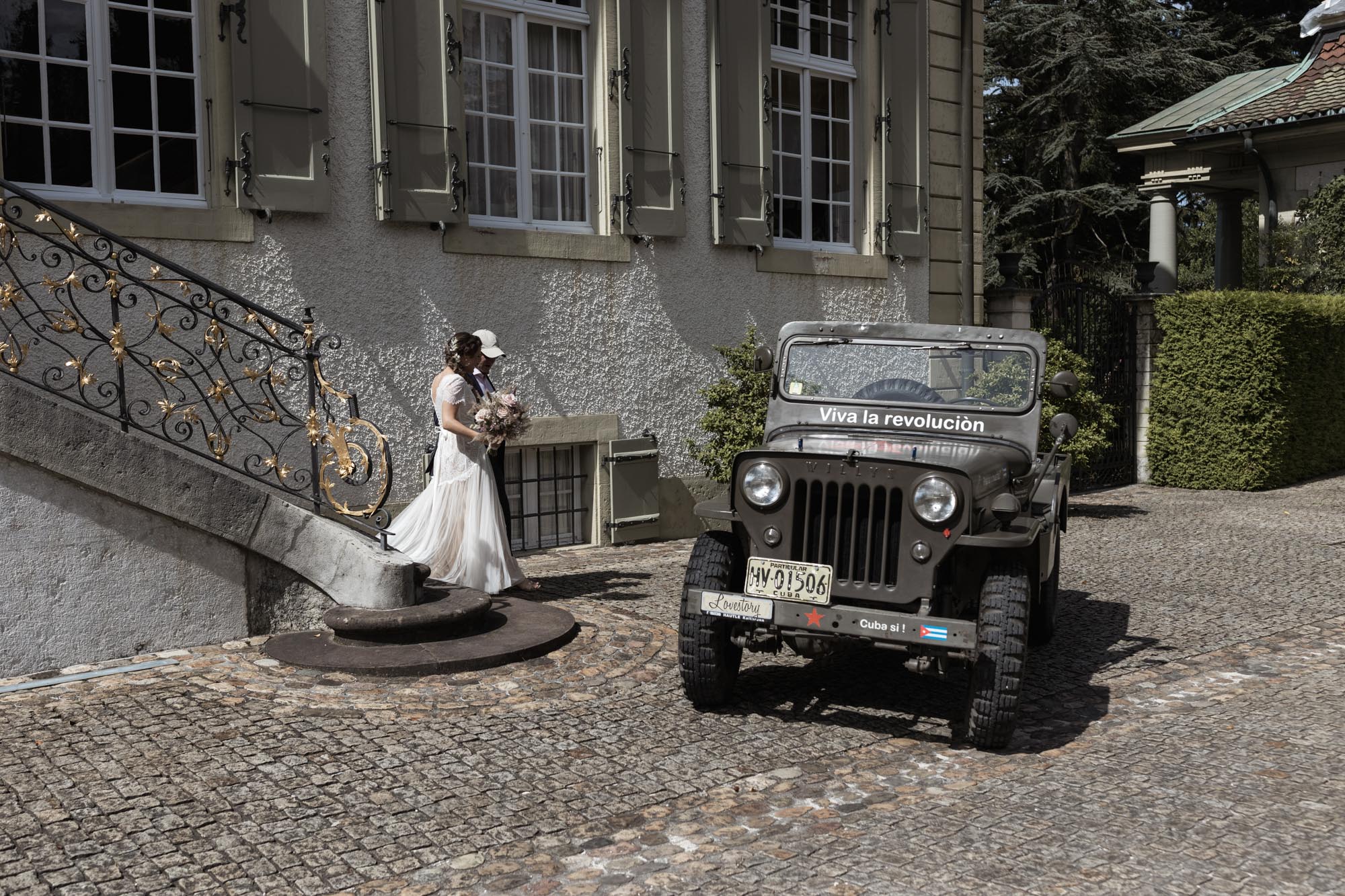 Freie Trauung Villa Wenkenhof - Der Papa sieht seine Tochter zum ersten Mal im Brautkleid - Hochzeitsfotograf Basel