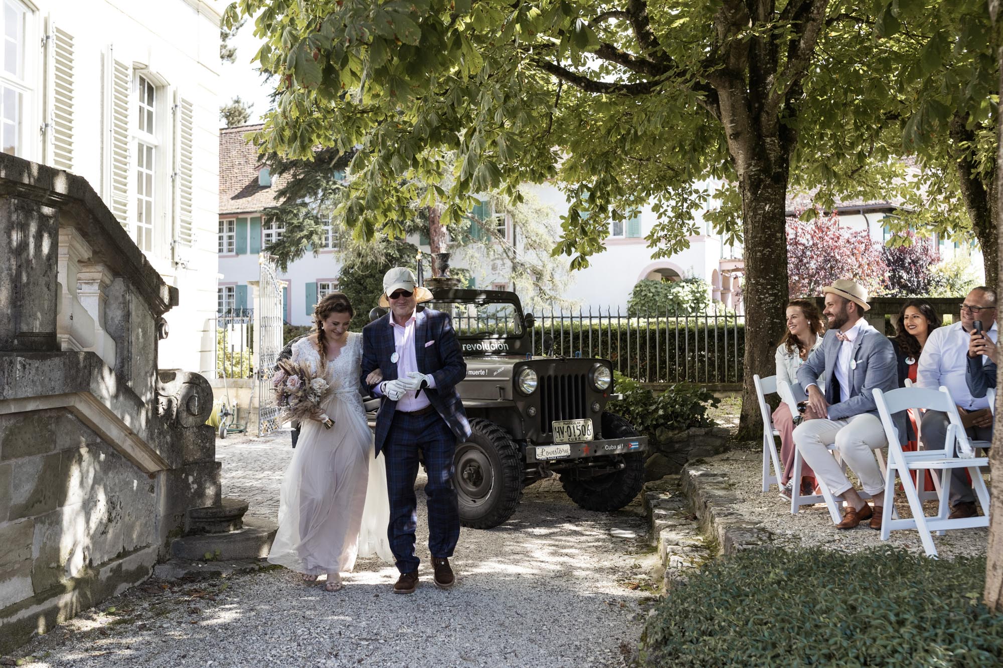 Freie Trauung Villa Wenkenhof - Der Papa führt seine Tochter zur Zeremonie - Hochzeitsfotograf Basel