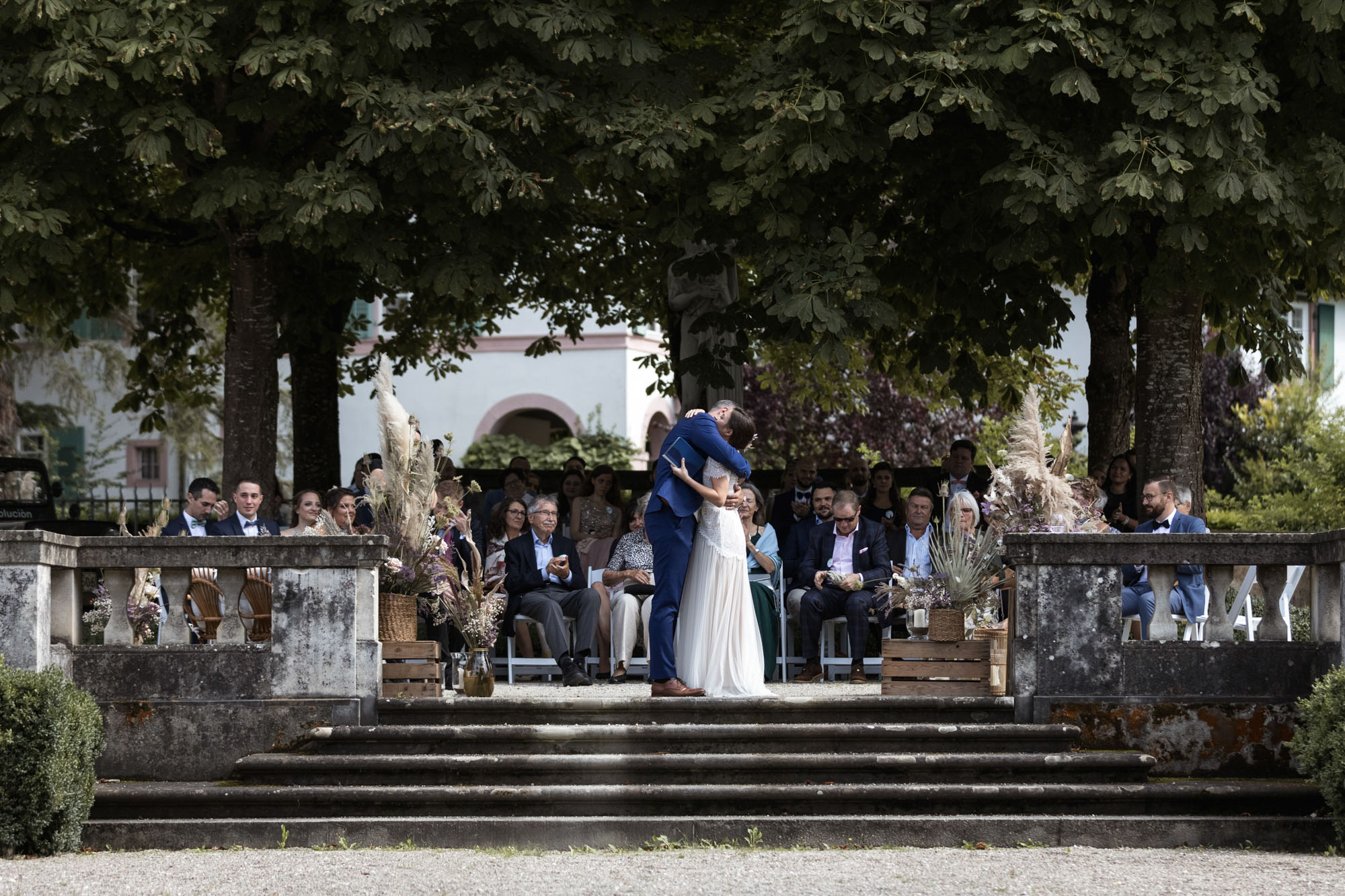 Freie Trauung Villa Wenkenhof - Die Trauung - Brautpaar umarmt sich - Hochzeitsfotografen Basel