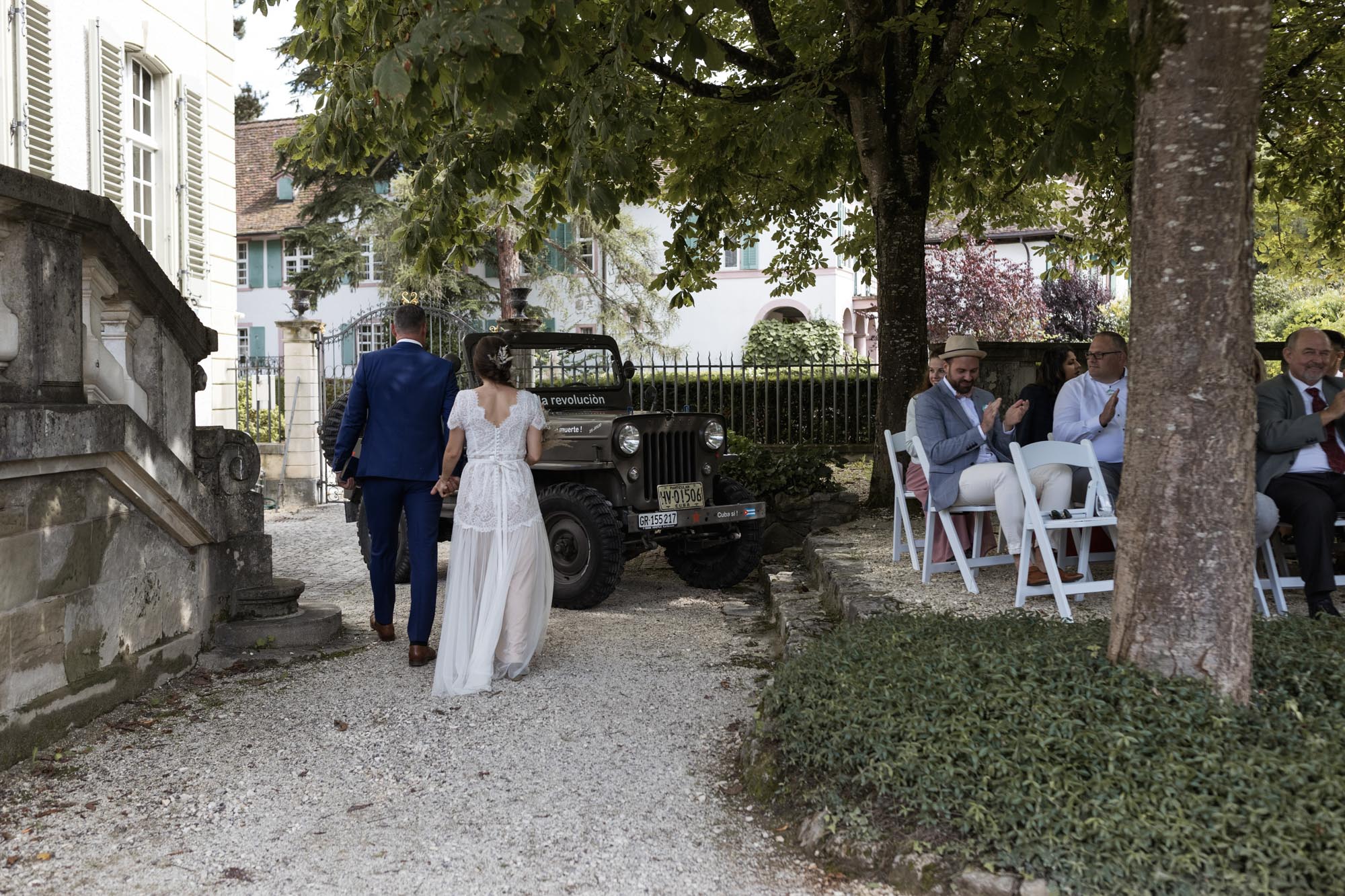 Freie Trauung Villa Wenkenhof - Der Auszug des Paares - Hochzeitsfotografen Basel