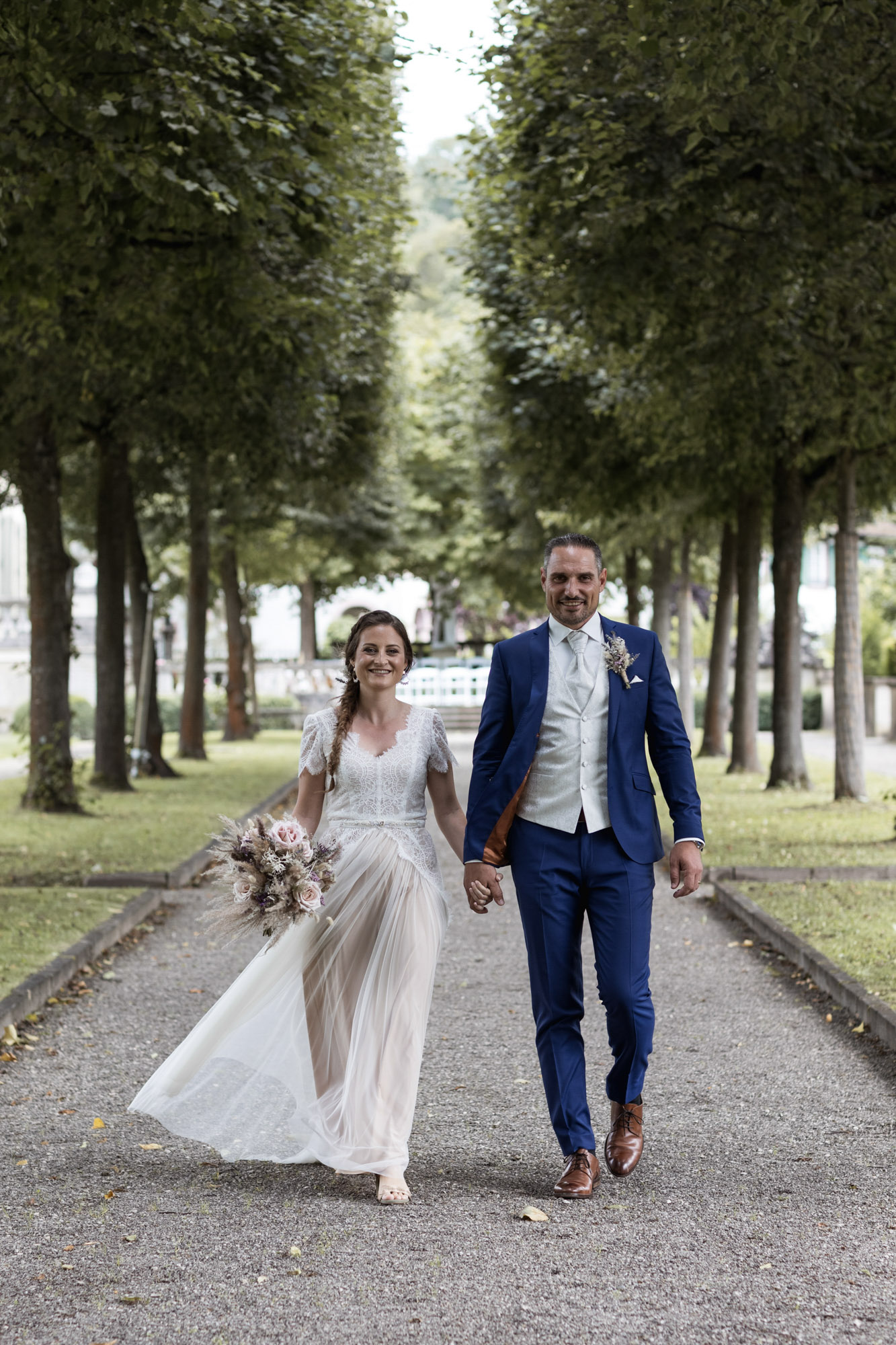 Hochzeit im Wenkenpark in Riehen - das Brautpaar auf dem Weg zum Hochzeitsapero - Hochzeitsfotograf Basel