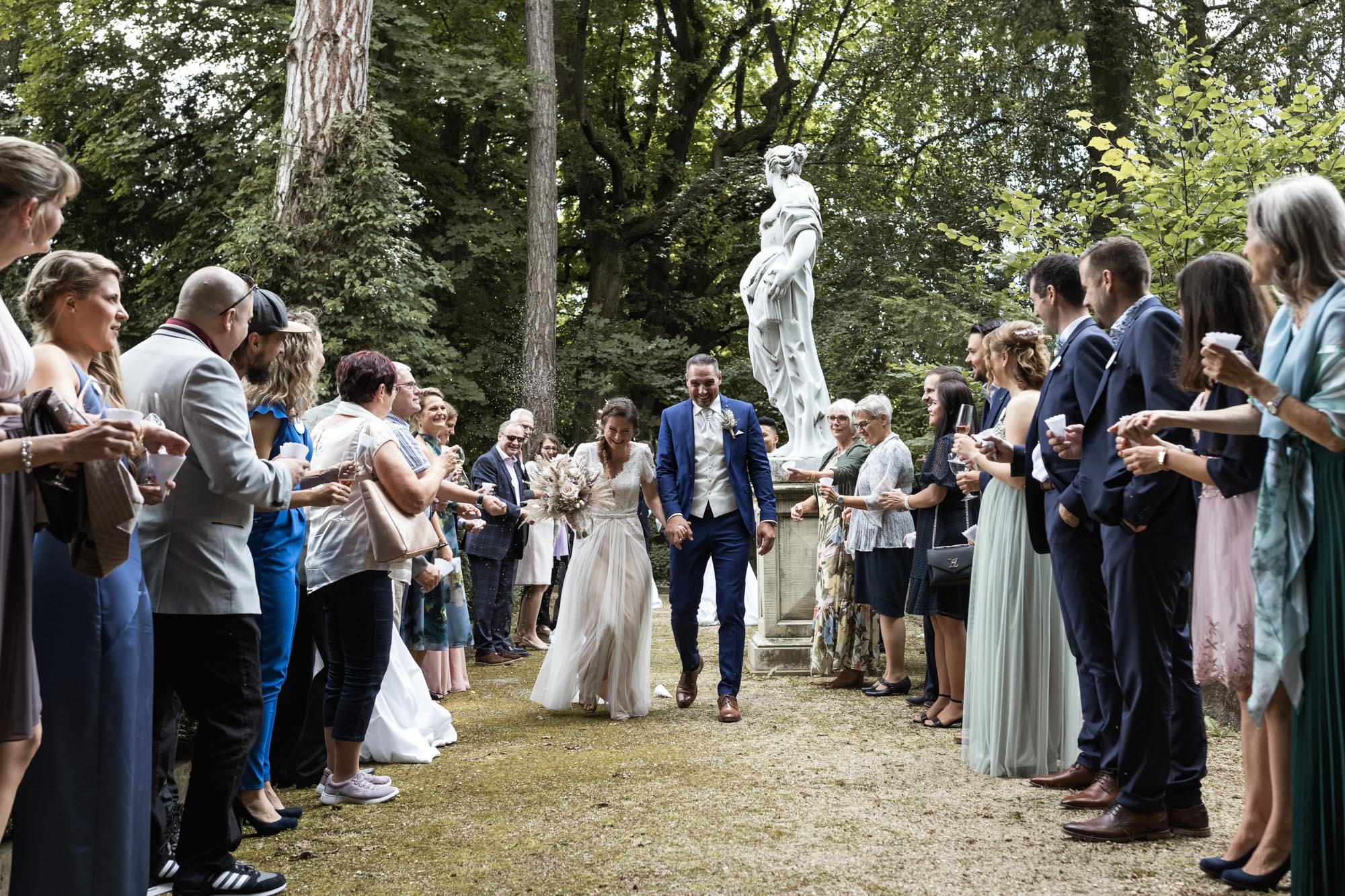 Hochzeit im Wenkenpark in Riehen - Hochzeitsspalier mit Lavendelblüten - Hochzeitsfotograf Basel