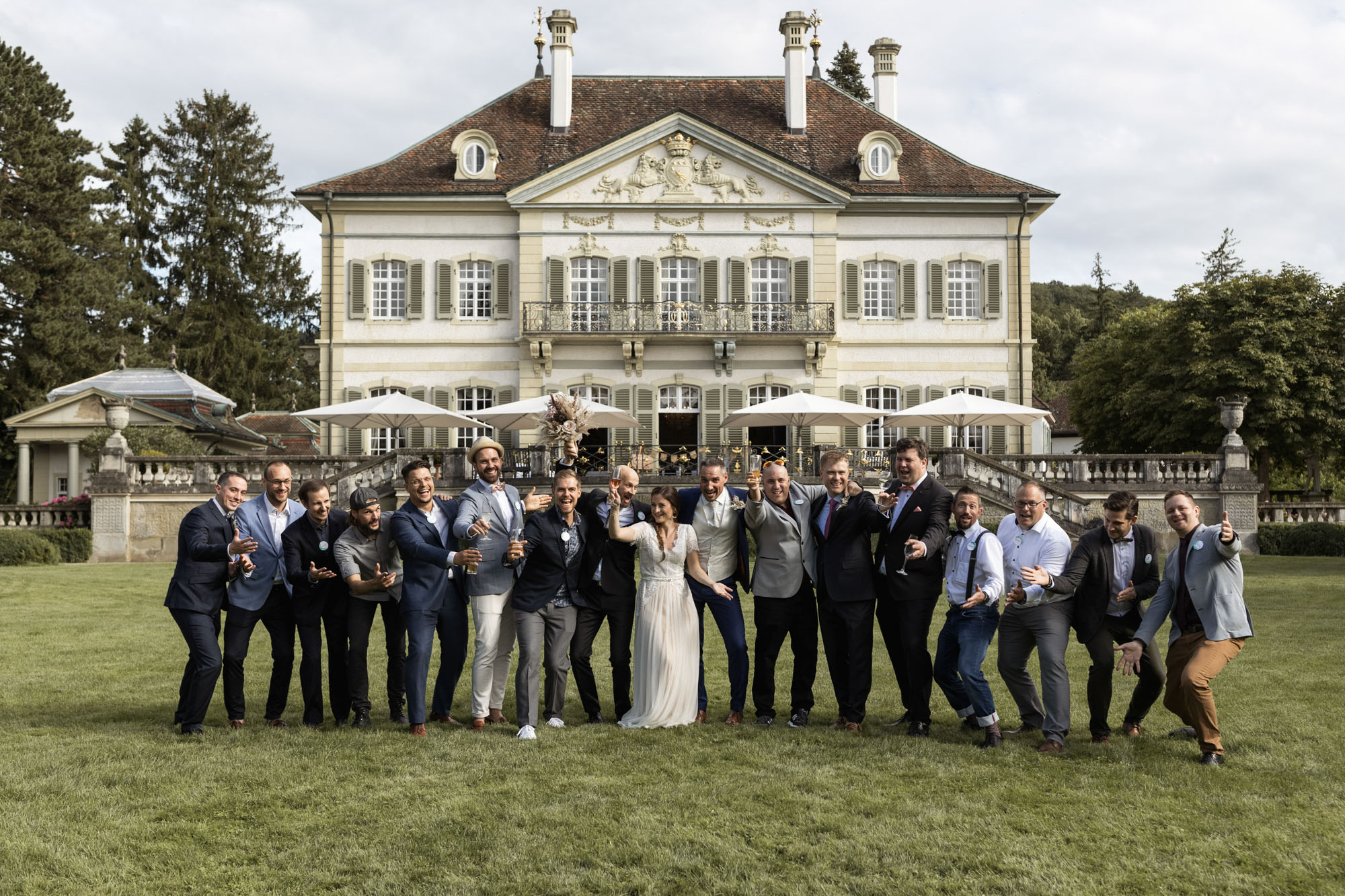 Gruppenbild im Garten der Villa Wenkenhof - Hochzeit - Hochzeitsfotograf Basel