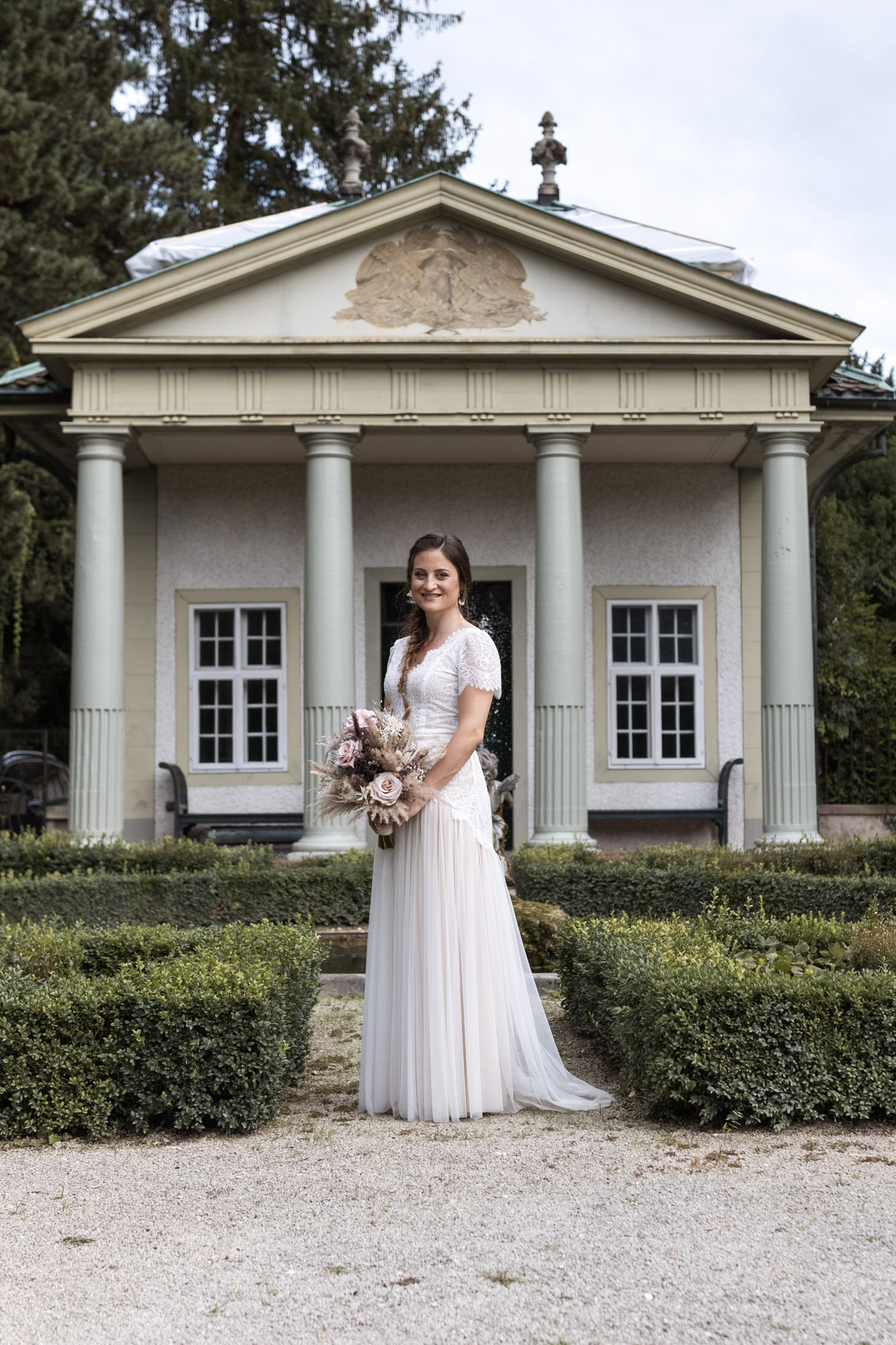 Die hübsche und glückliche Braut - Hochzeit in der Villa Wenkenhof in Riehen - Hochzeitsfotograf Basel
