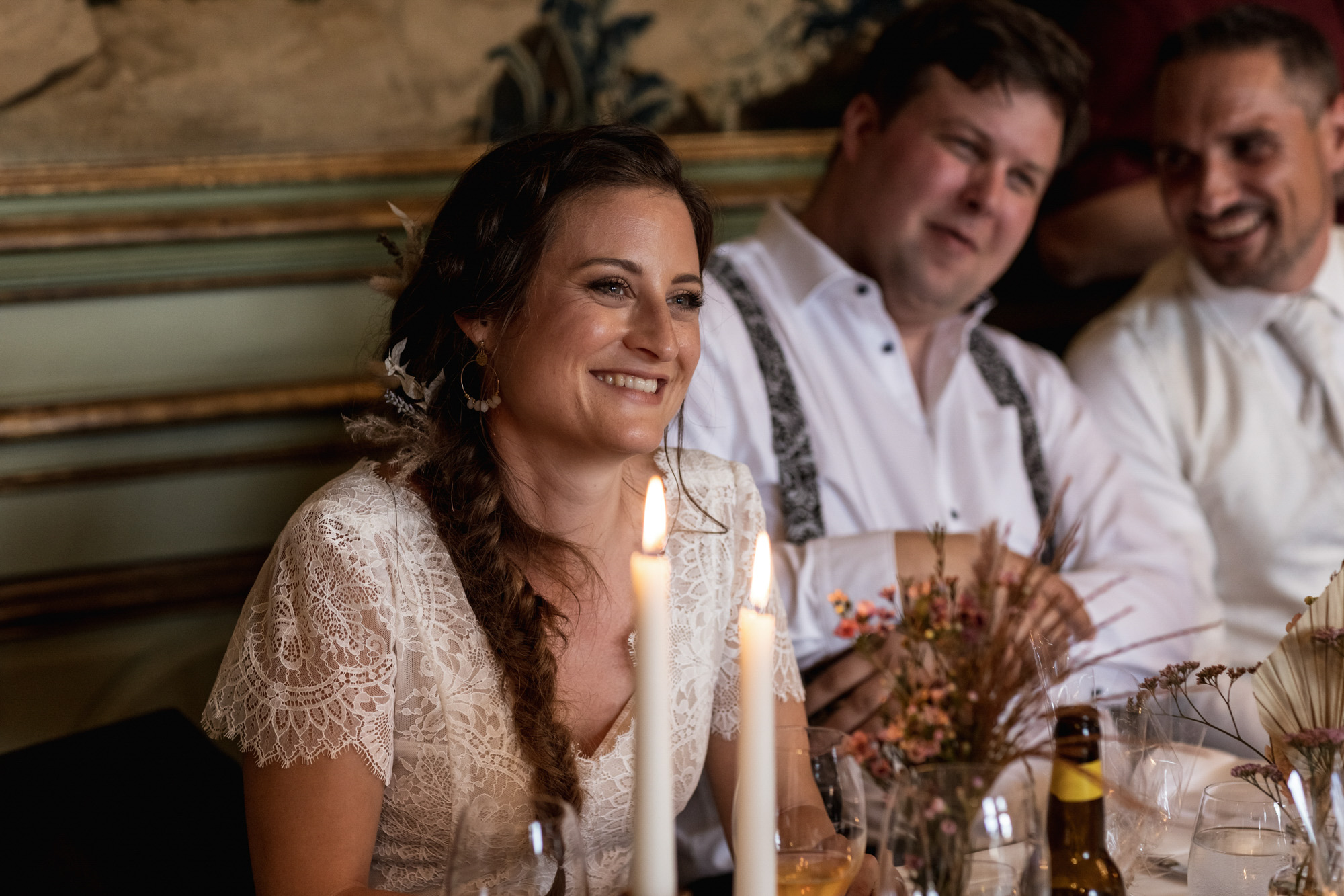 Hochzeitsfest Villa Wenkenhof - Glücklich lächelnde Braut - Hochzeitsfotograf Basel