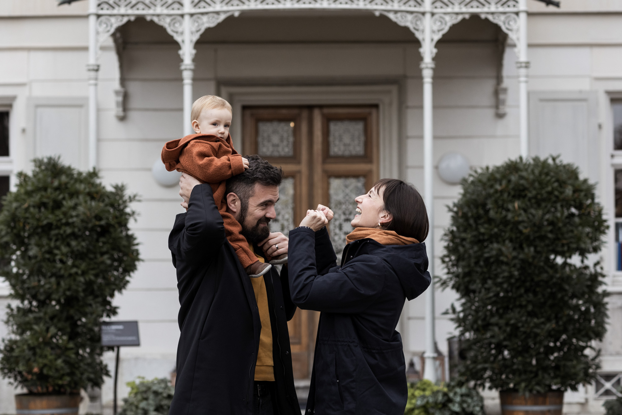 Familienbild vor der Villa - Die glückliche Familie beim Fotoshooting
