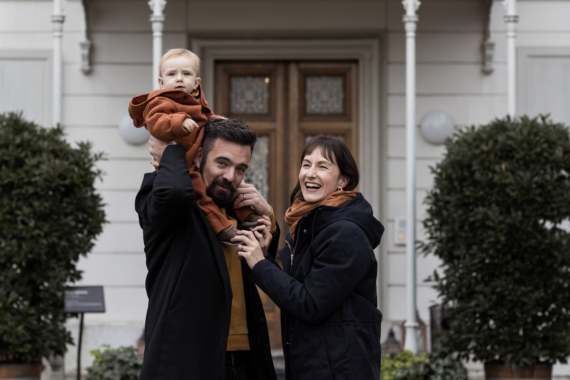 Familienbild vor der Villa - Die glückliche Familie beim Fotoshooting