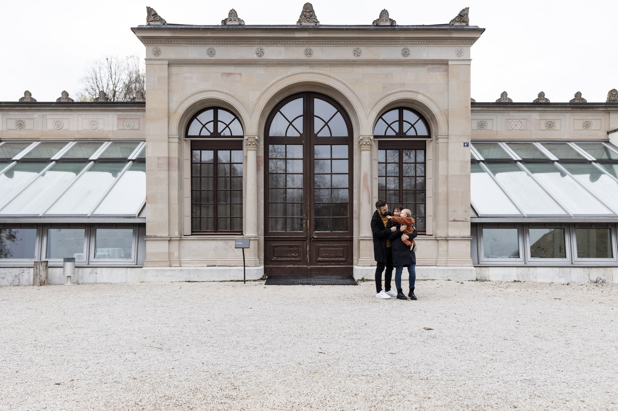 Die Eltern mit ihrem Sohn beim Familien Fotoshooting in Basel - Fotograf Nicole.Gallery aus Basel