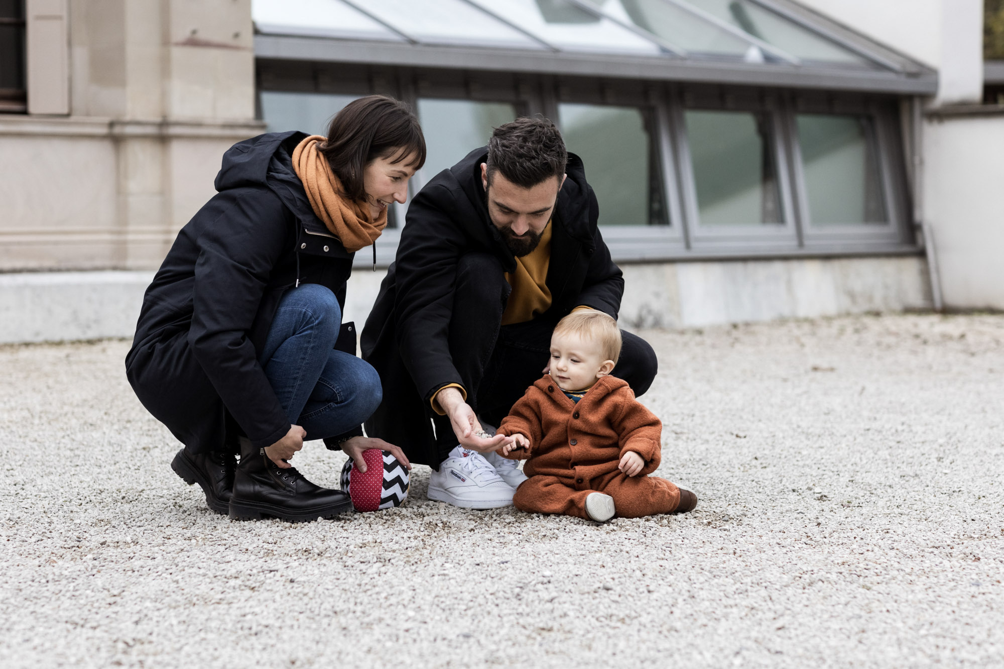 Die Eltern mit ihrem Sohn beim Familien Fotoshooting in Basel - Fotograf Nicole.Gallery aus Basel