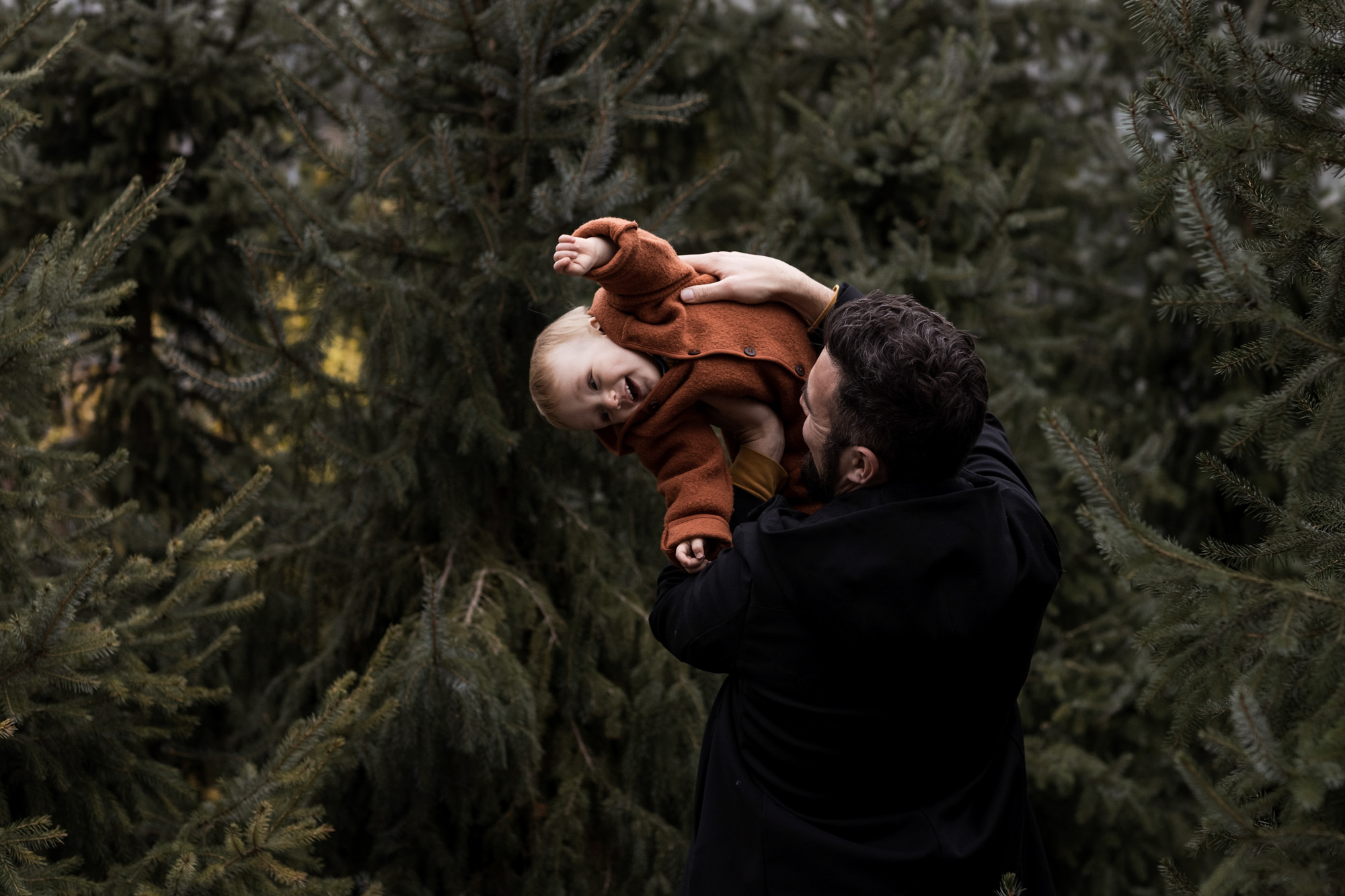 Papa und Sohn - Familien Fotoshooting in Basel im Tannenwald - Fotograf Nicole.Gallery aus Basel