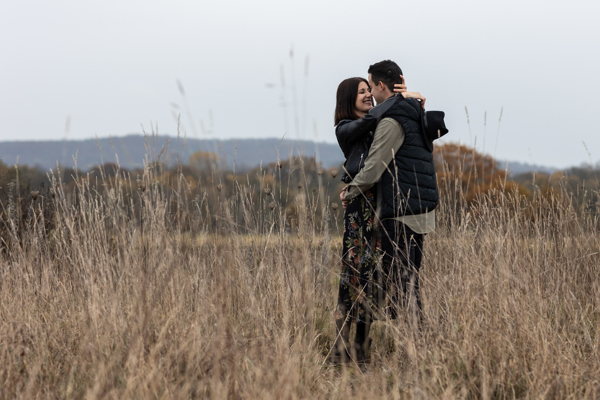 Paarfotoshooting im Herbst - Das Paar umarmt sich - Fotografin Nicole Kym aus Basel