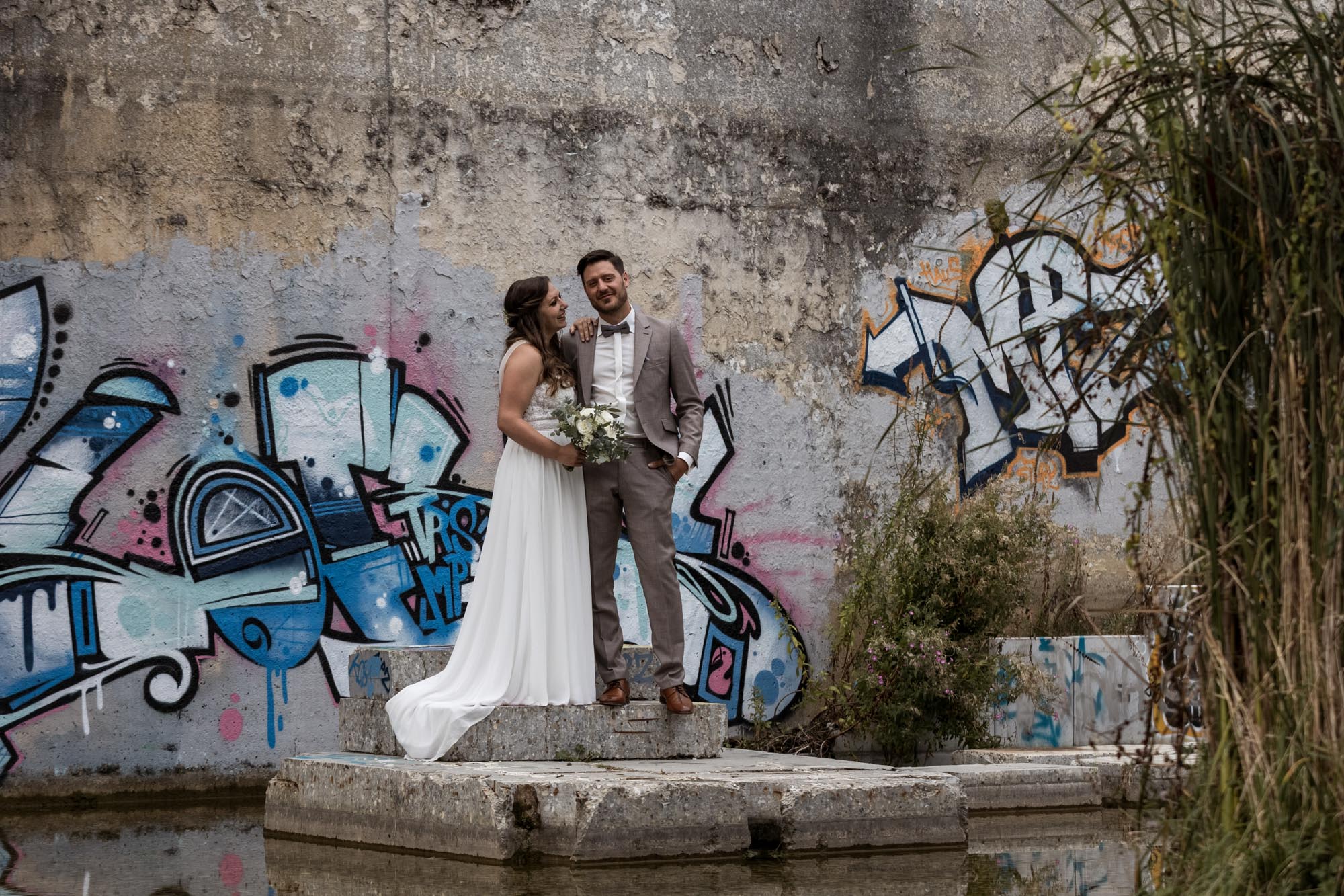 Hochzeit Solothurn - Hochzeitsfotograf Solothurn Basel Schweiz - Graffiti und Hochzeitspaar