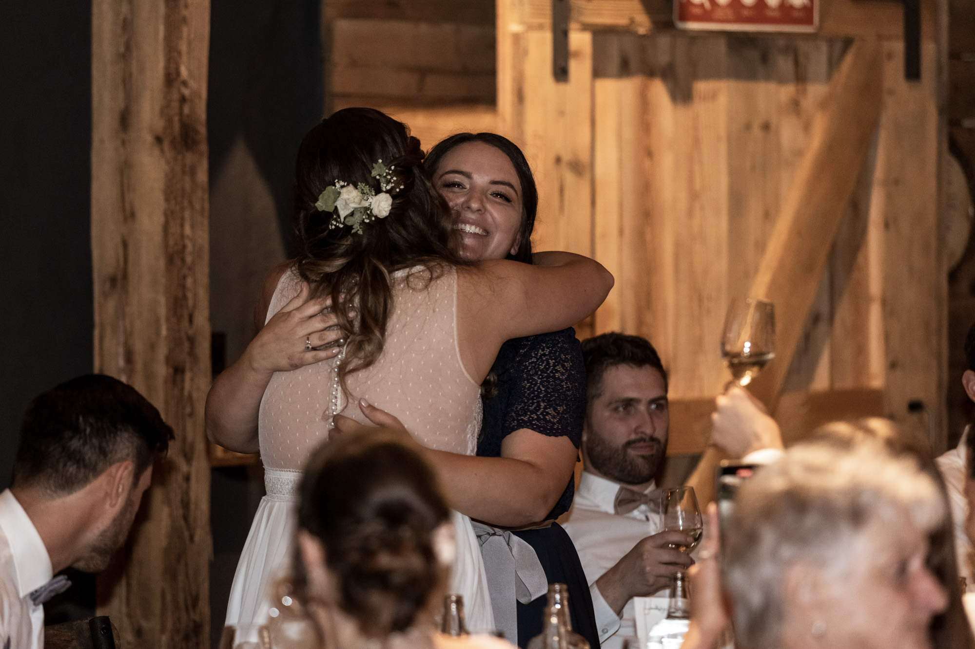 Die Braut umarmt ihre Schwester - Hochzeit im Maxililian in Solothurn - Hochzeitsfotograf Solothurn Basel Schweiz